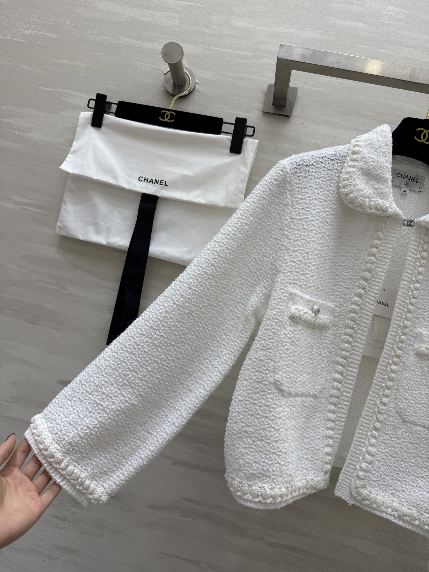 𝗖𝗛𝗔𝗡𝗘𝗟🖤 白月光针织🧶开衫外套 原版开发 高品质定制 现货首发size：36/38/40（）