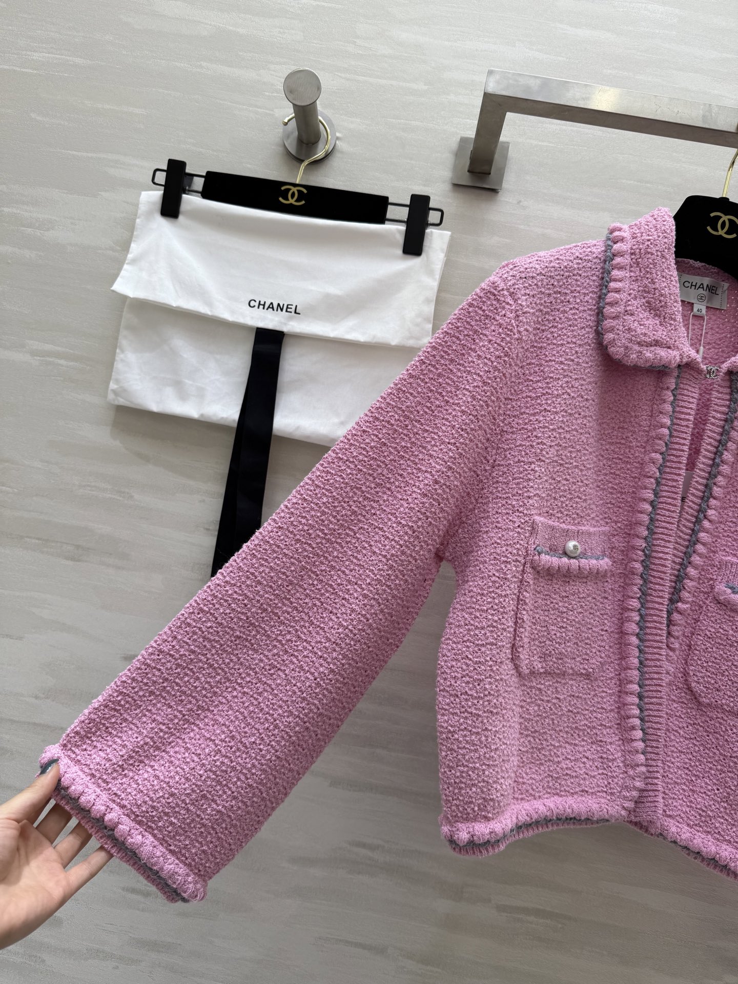 𝗖𝗛𝗔𝗡𝗘𝗟🖤 白月光针织🧶开衫外套 原版开发 高品质定制 现货首发size：36/38/40（）