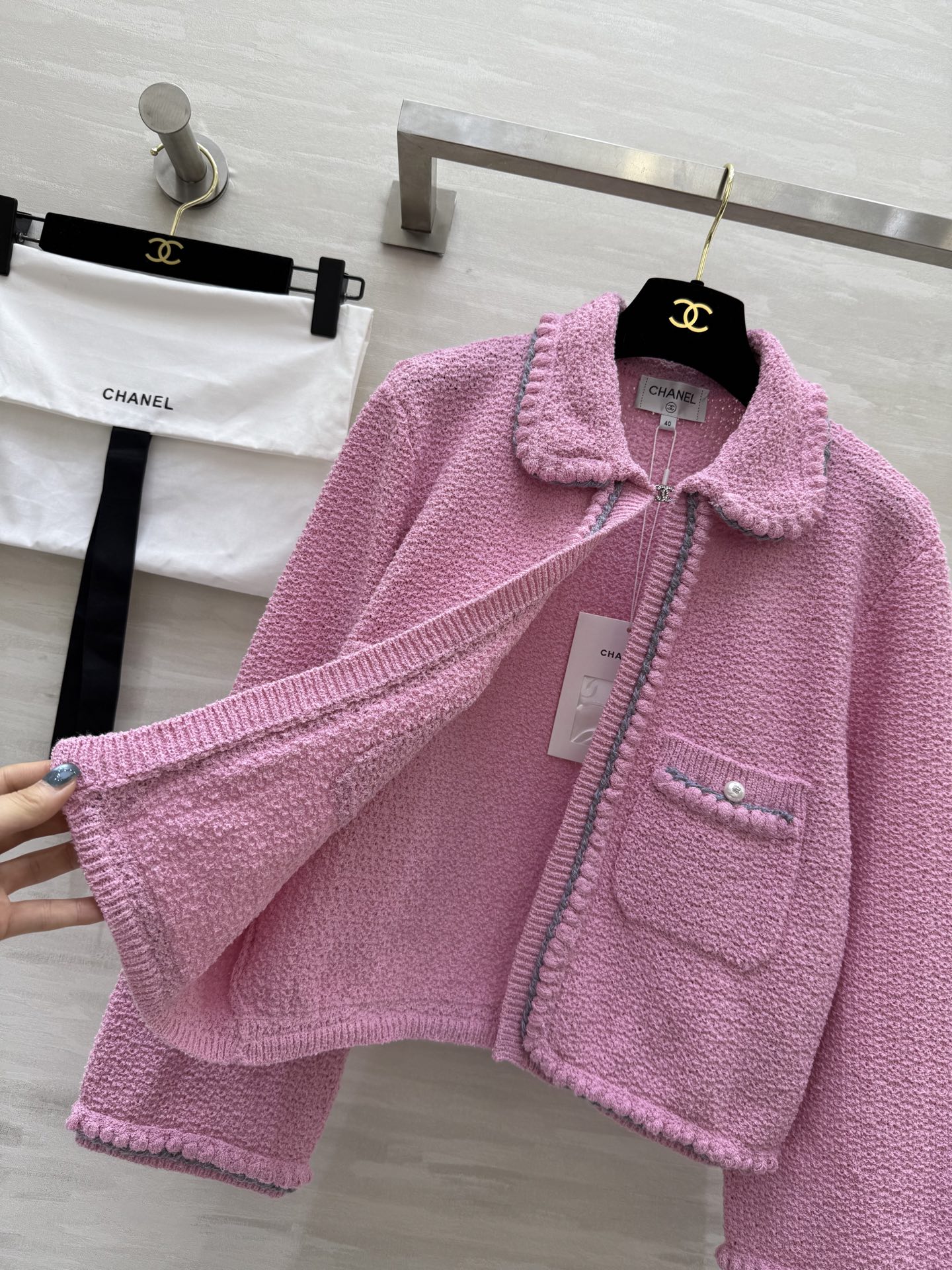 𝗖𝗛𝗔𝗡𝗘𝗟🖤 白月光针织🧶开衫外套 原版开发 高品质定制 现货首发size：36/38/40（）