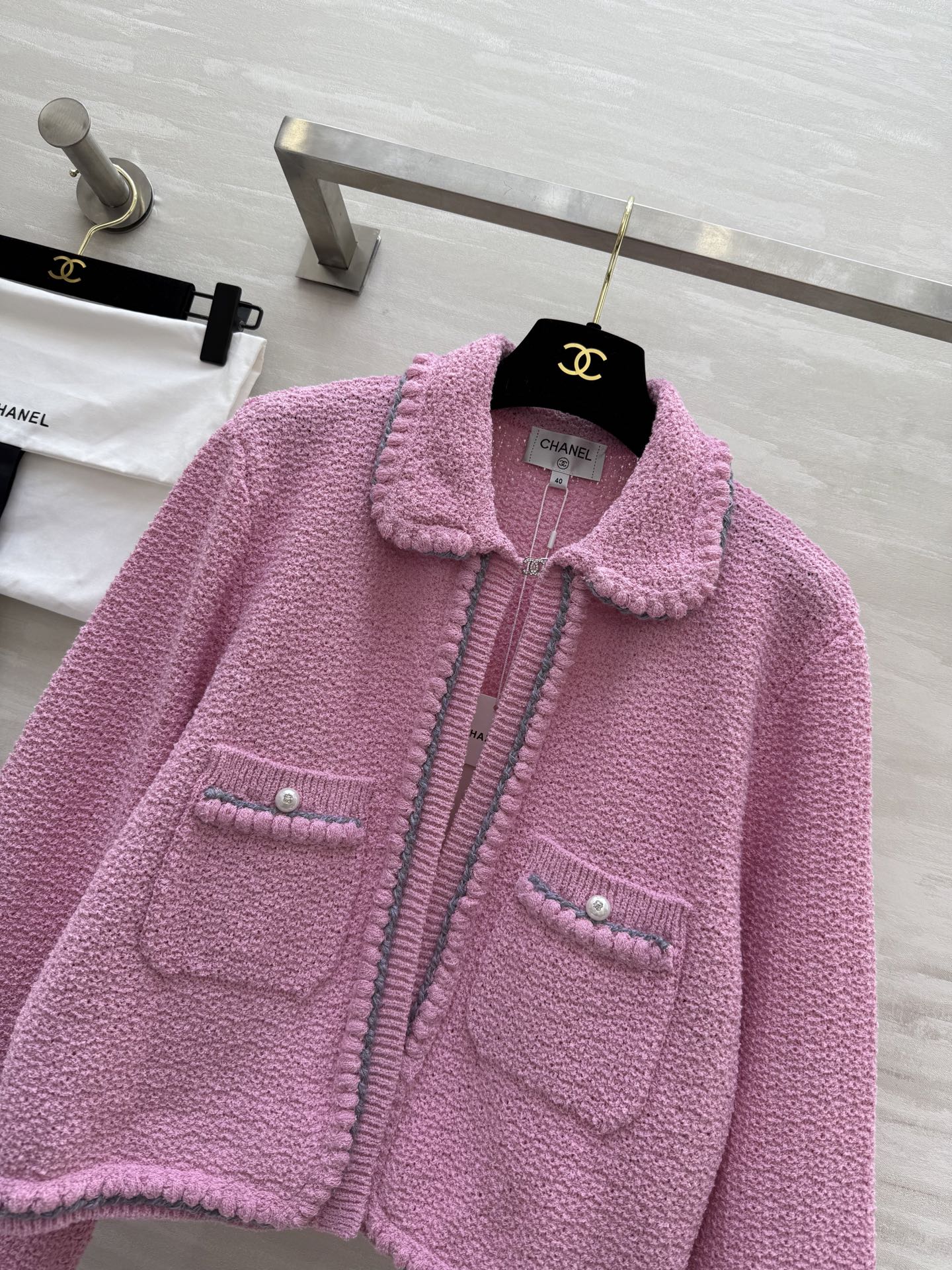 𝗖𝗛𝗔𝗡𝗘𝗟🖤 白月光针织🧶开衫外套 原版开发 高品质定制 现货首发size：36/38/40（）
