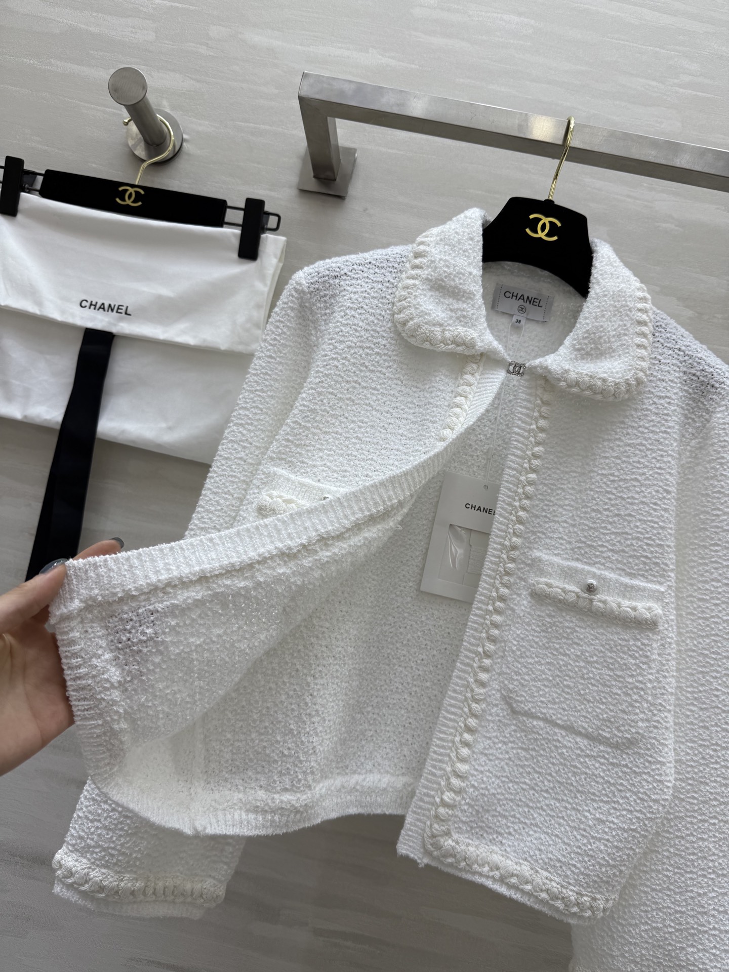 𝗖𝗛𝗔𝗡𝗘𝗟🖤 白月光针织🧶开衫外套 原版开发 高品质定制 现货首发size：36/38/40（）