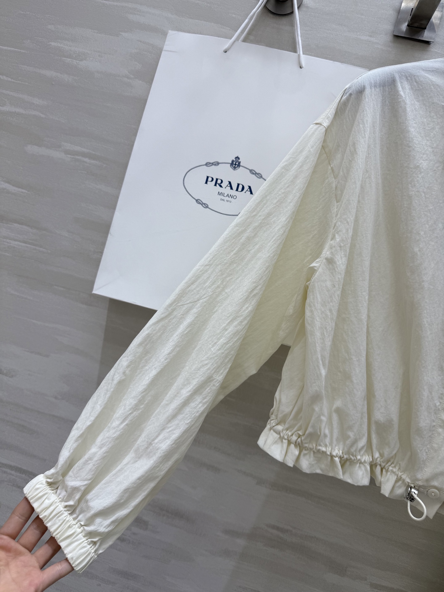 #Prad♡²⁵天丝套装 定制天丝面料柔软舒适 腰部抽绳短款设计上身完美修饰身材比例 高品质定制 现货首