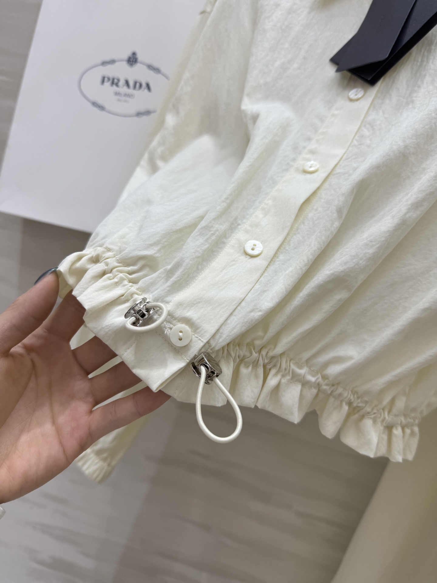 #Prad♡²⁵天丝套装 定制天丝面料柔软舒适 腰部抽绳短款设计上身完美修饰身材比例 高品质定制 现货首