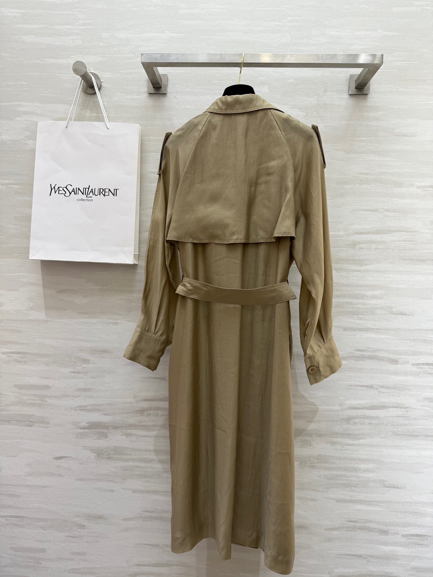 #ysl²⁵春夏新款 天丝风衣 高品质 现货首发size：S/M/L（s码胸围：114， 衣长：114）