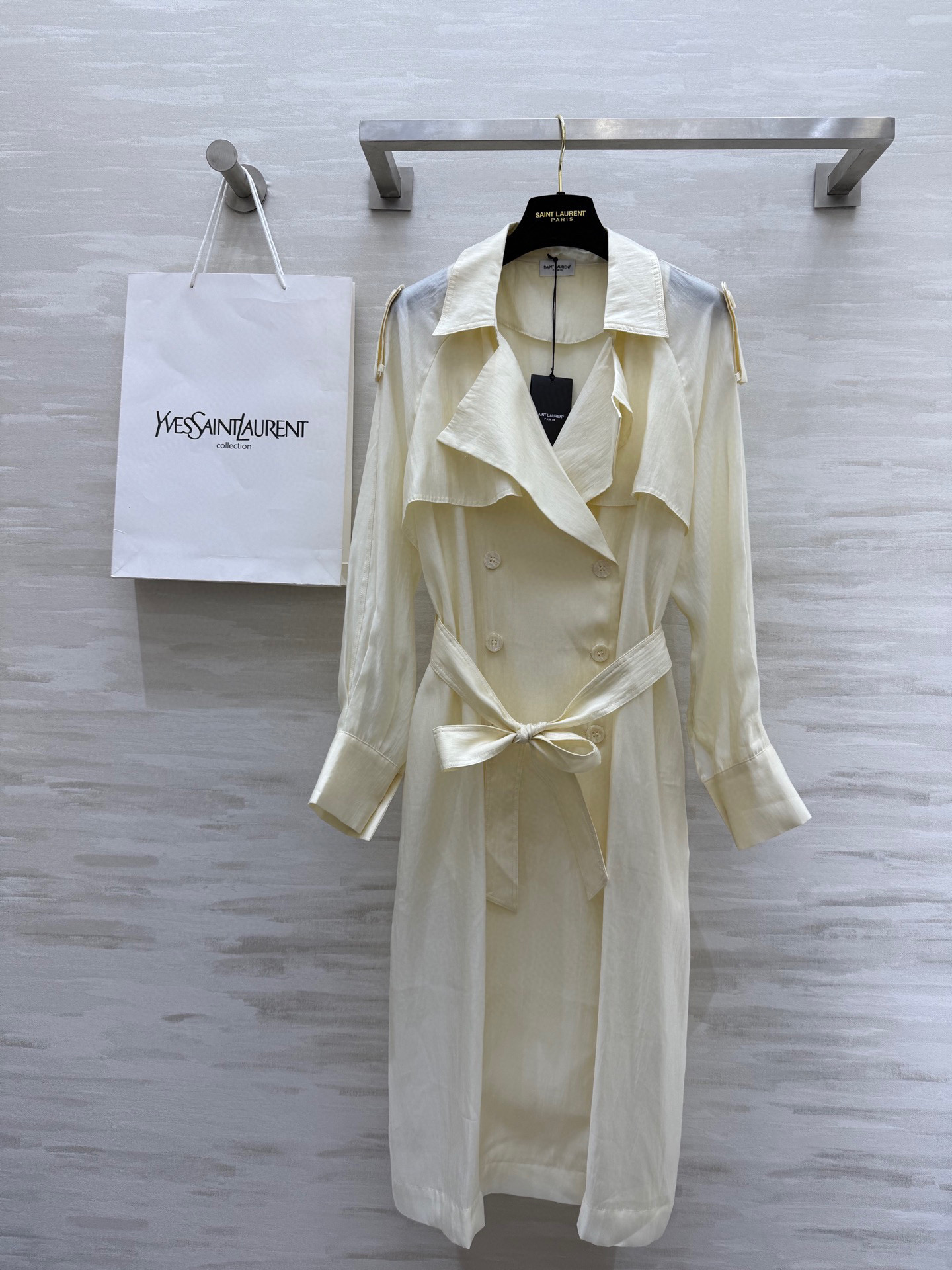 #ysl²⁵春夏新款 天丝风衣 高品质 现货首发size：S/M/L（s码胸围：114， 衣长：114）