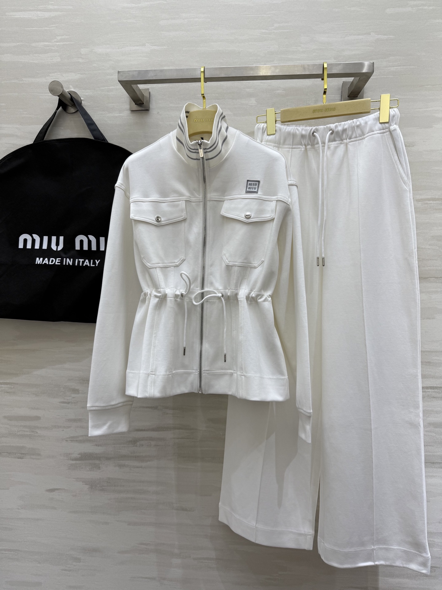 #MIUMI♡²⁵ 休闲套装 棒球夹克式设计帅气时髦 立体剪裁版型 高品质定制 现货首发size：S/M