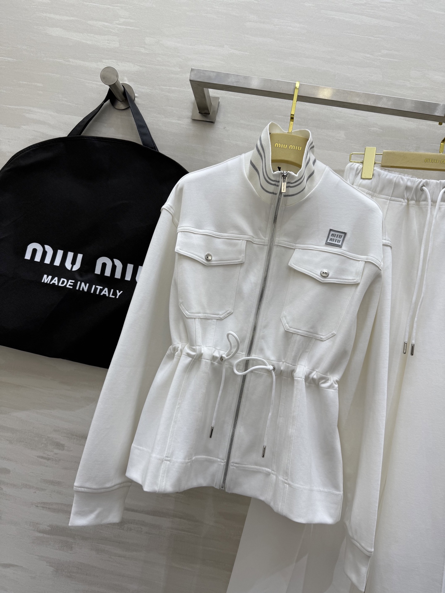 #MIUMI♡²⁵ 休闲套装 棒球夹克式设计帅气时髦 立体剪裁版型 高品质定制 现货首发size：S/M