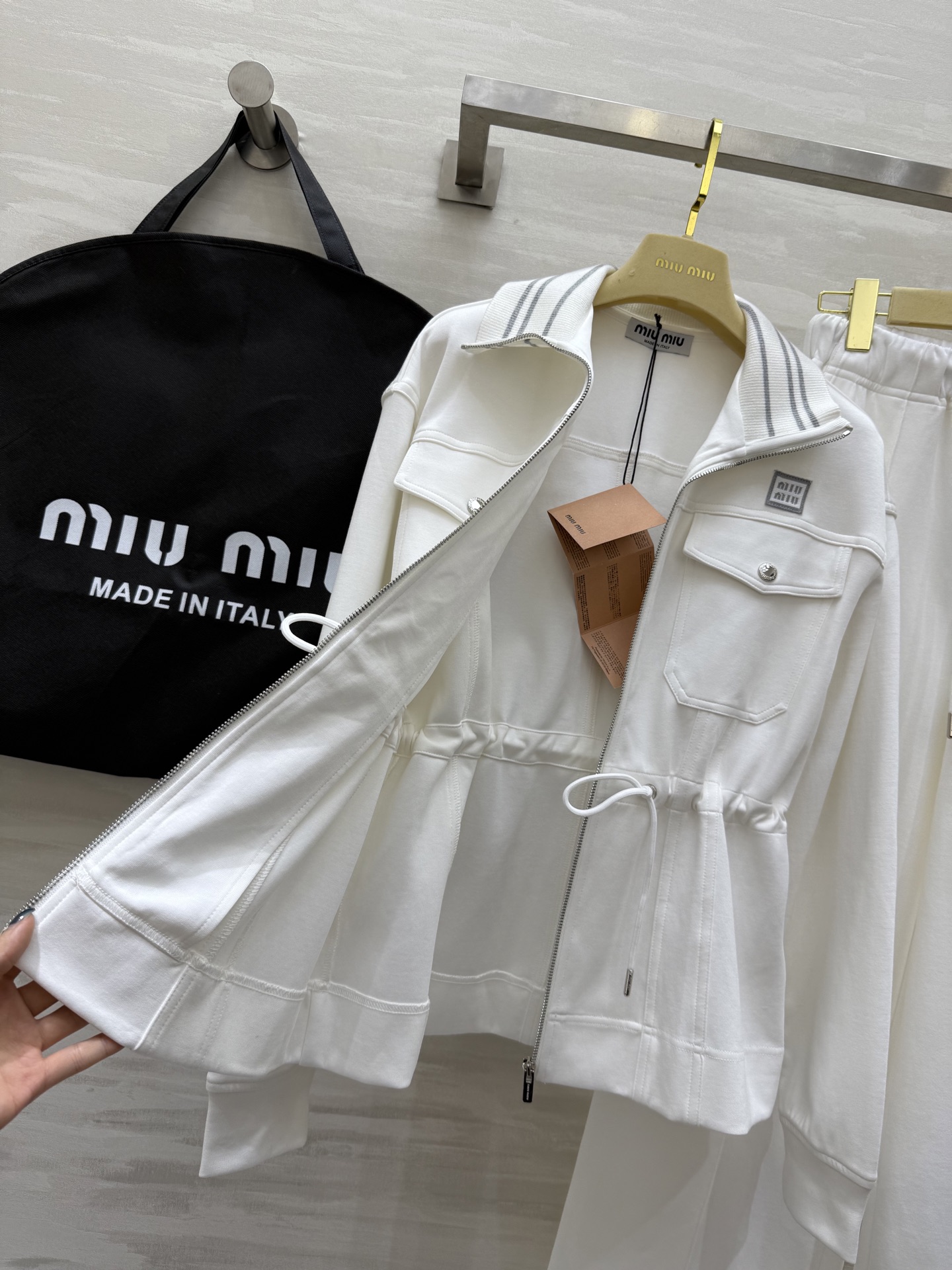 #MIUMI♡²⁵ 休闲套装 棒球夹克式设计帅气时髦 立体剪裁版型 高品质定制 现货首发size：S/M