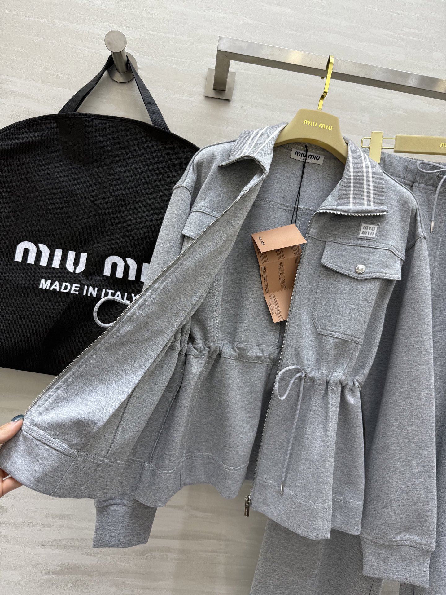 #MIUMI♡²⁵ 休闲套装 棒球夹克式设计帅气时髦 立体剪裁版型 高品质定制 现货首发size：S/M