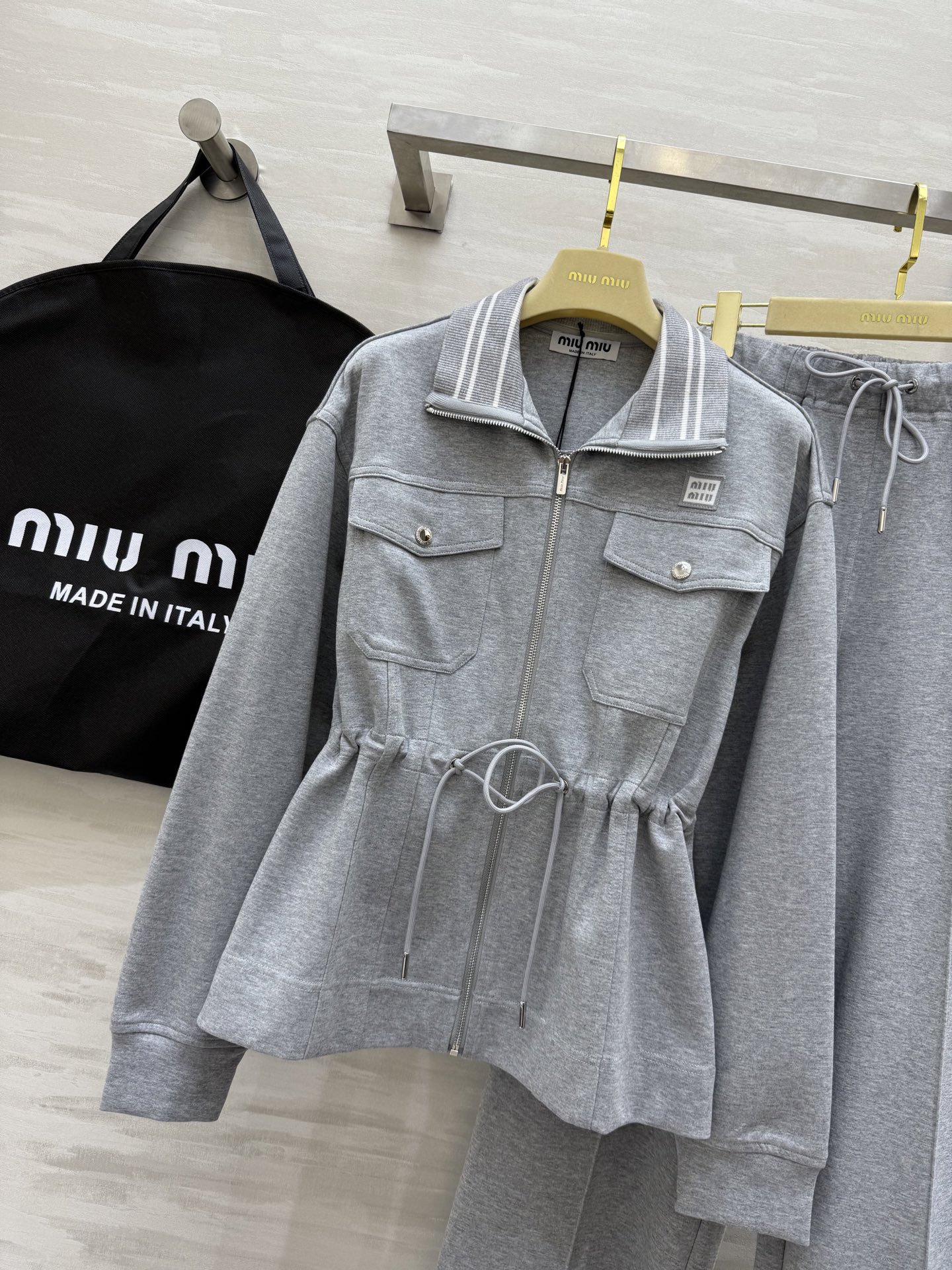 #MIUMI♡²⁵ 休闲套装 棒球夹克式设计帅气时髦 立体剪裁版型 高品质定制 现货首发size：S/M