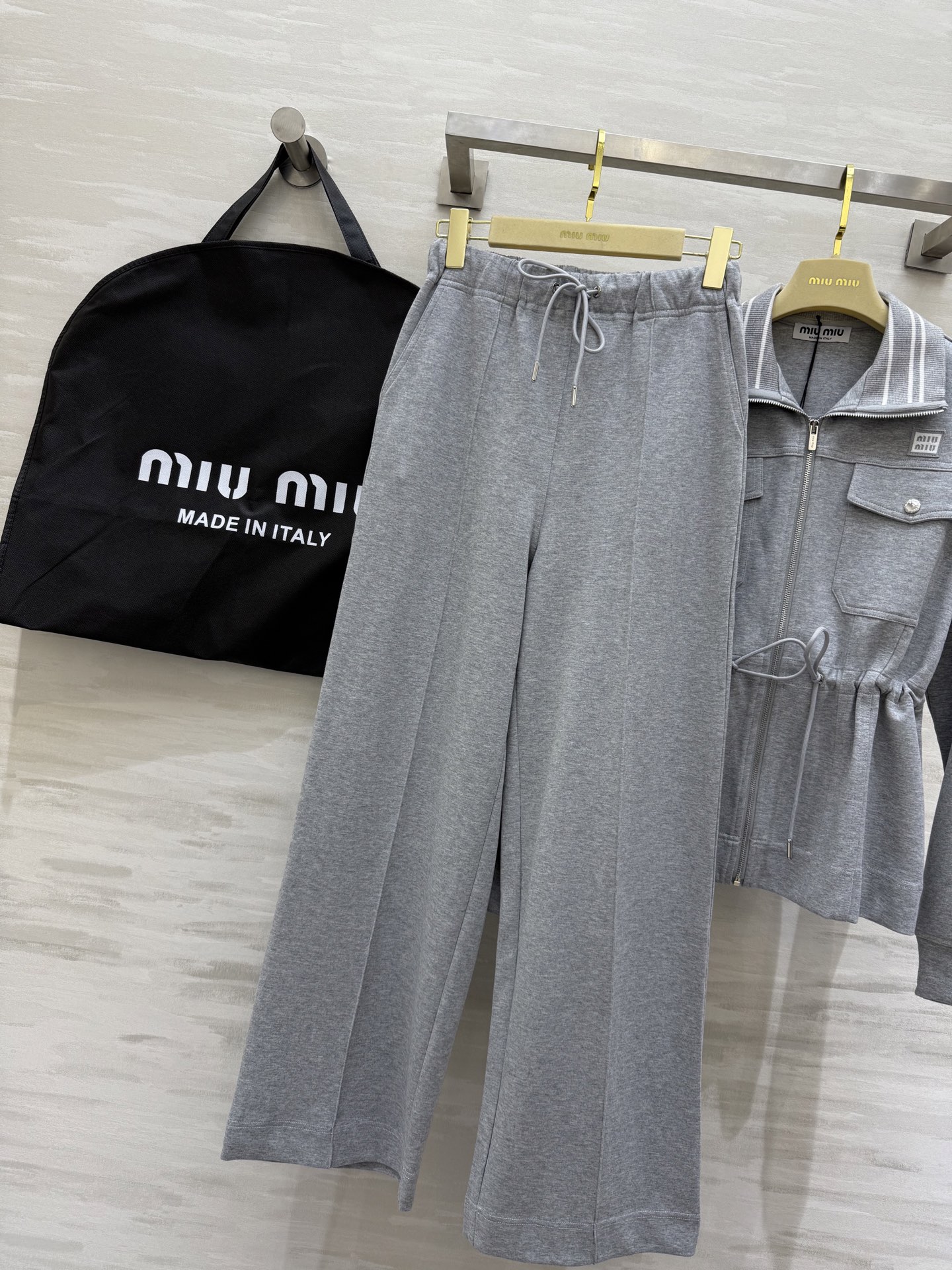 #MIUMI♡²⁵ 休闲套装 棒球夹克式设计帅气时髦 立体剪裁版型 高品质定制 现货首发size：S/M