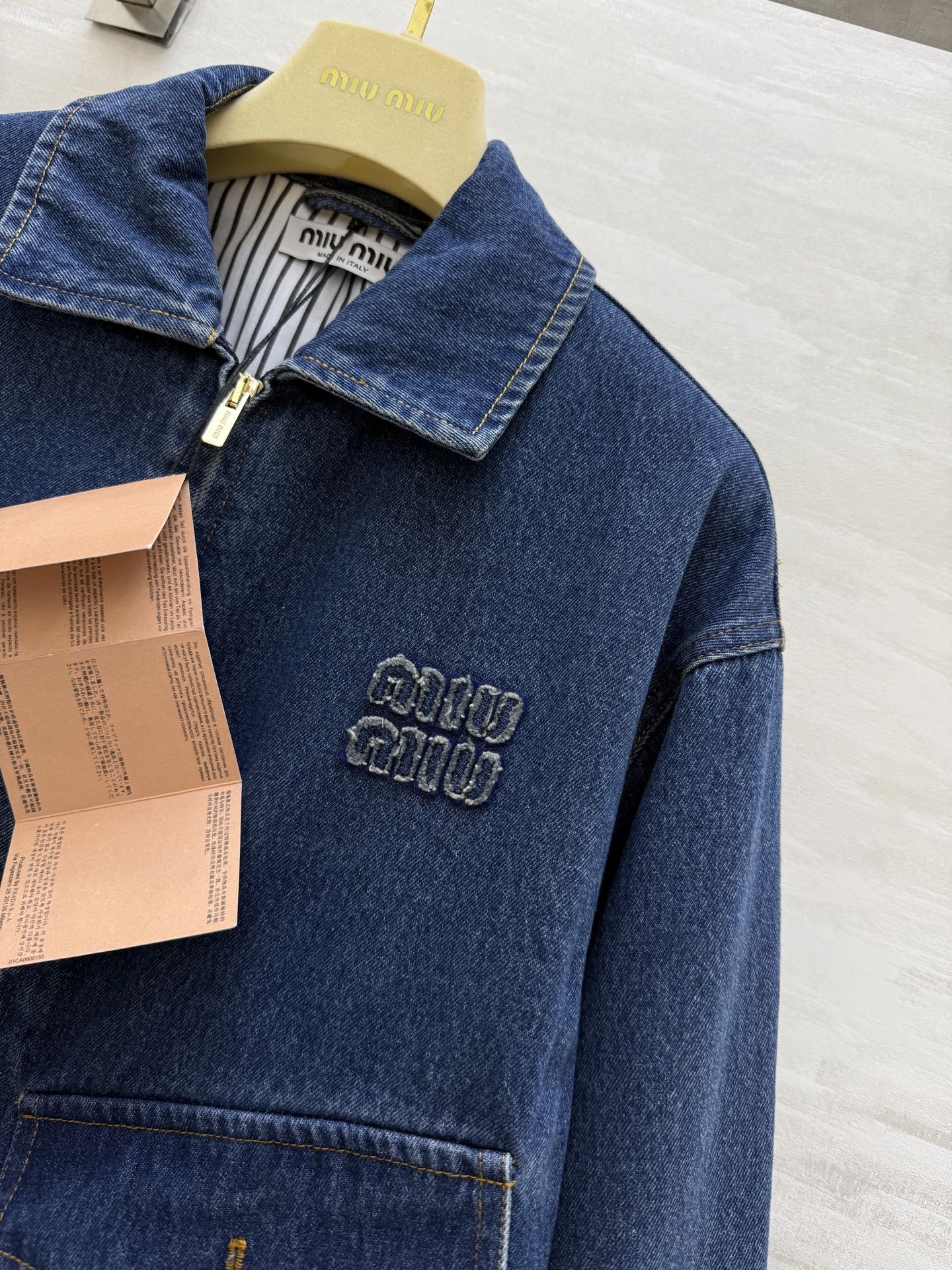 #Miumi♡²⁵翻领牛仔外套 高品质定制 现货首发size：S/M/L（s码肩宽：45，胸围：102，