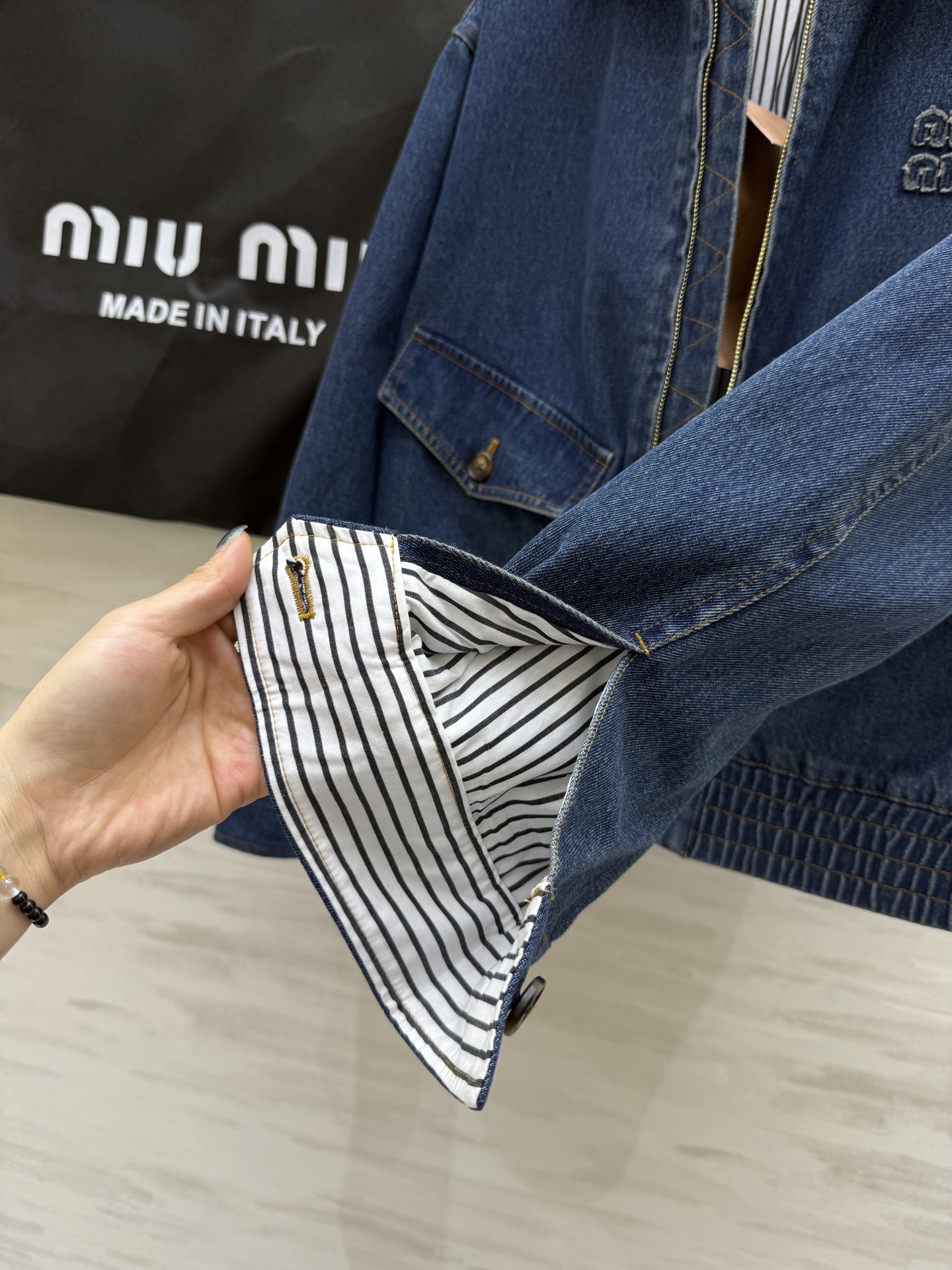 #Miumi♡²⁵翻领牛仔外套 高品质定制 现货首发size：S/M/L（s码肩宽：45，胸围：102，