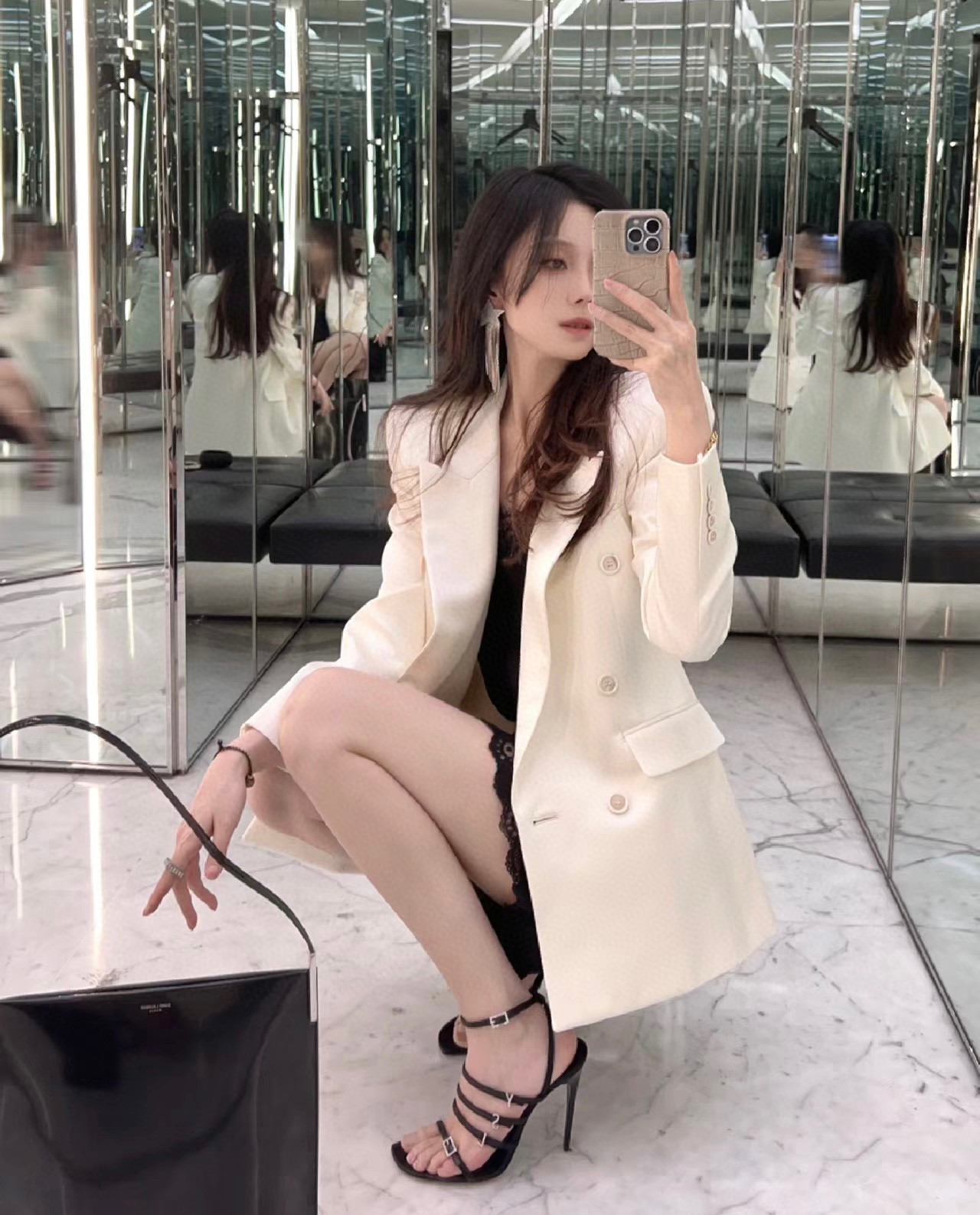 #ysl爆款 戗驳领西装外套 定制羊毛面料亲肤舒适 立体剪裁版型上身超级显瘦 配送胸针精致高级 高品质定