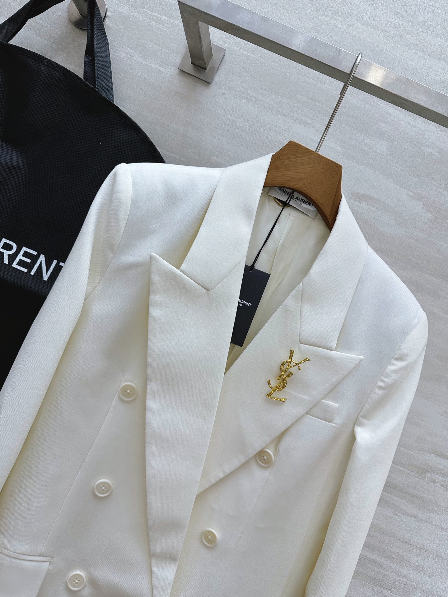 #ysl爆款 戗驳领西装外套 定制羊毛面料亲肤舒适 立体剪裁版型上身超级显瘦 配送胸针精致高级 高品质定