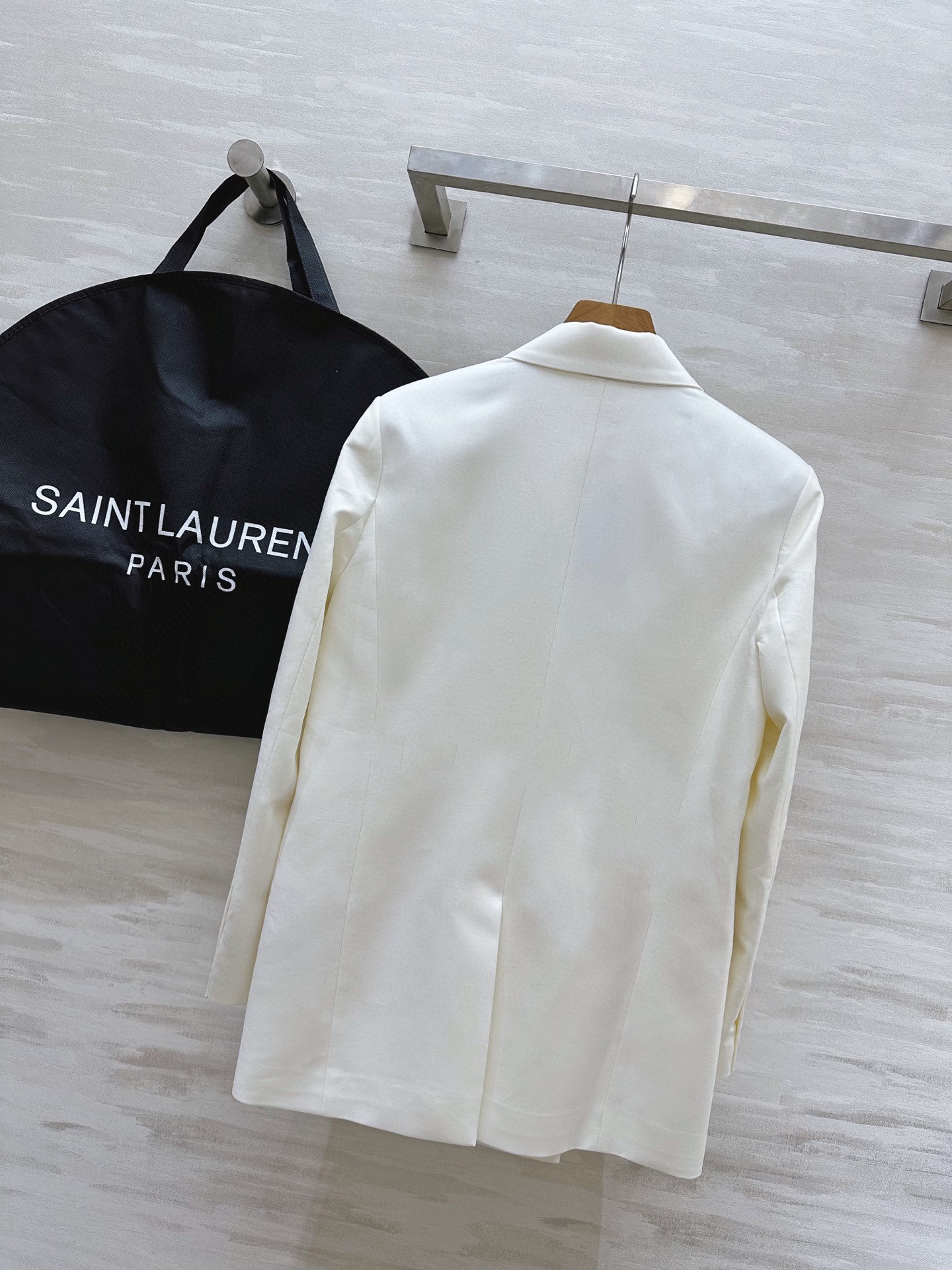 #ysl爆款 戗驳领西装外套 定制羊毛面料亲肤舒适 立体剪裁版型上身超级显瘦 配送胸针精致高级 高品质定