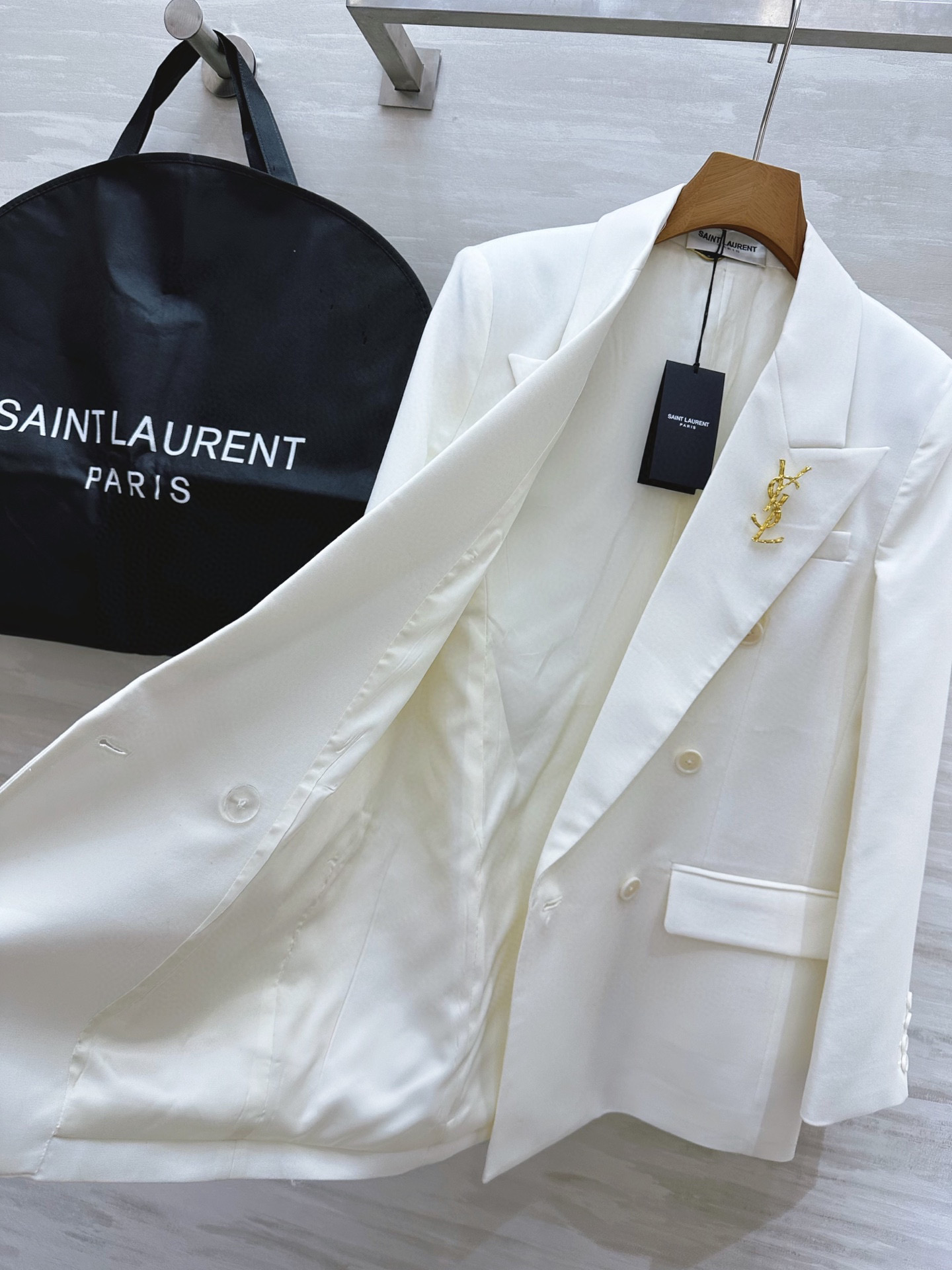 #ysl爆款 戗驳领西装外套 定制羊毛面料亲肤舒适 立体剪裁版型上身超级显瘦 配送胸针精致高级 高品质定