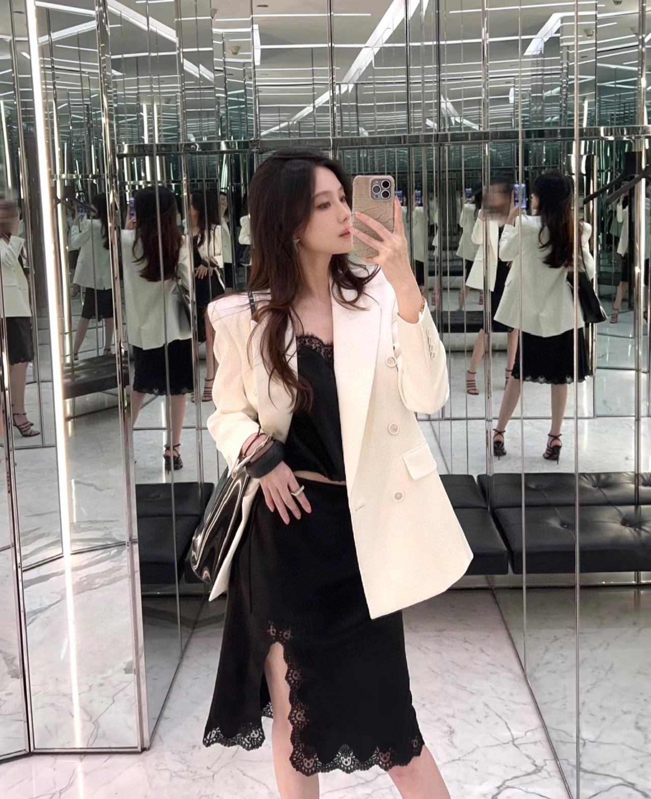 #ysl爆款 戗驳领西装外套 定制羊毛面料亲肤舒适 立体剪裁版型上身超级显瘦 配送胸针精致高级 高品质定