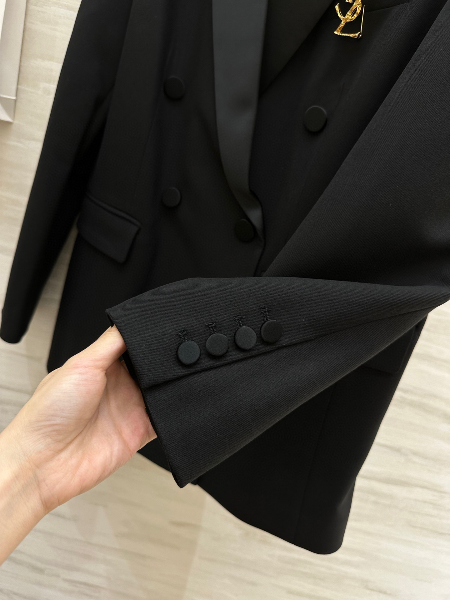 #ysl爆款 戗驳领西装外套 定制羊毛面料亲肤舒适 立体剪裁版型上身超级显瘦 配送胸针精致高级 高品质定