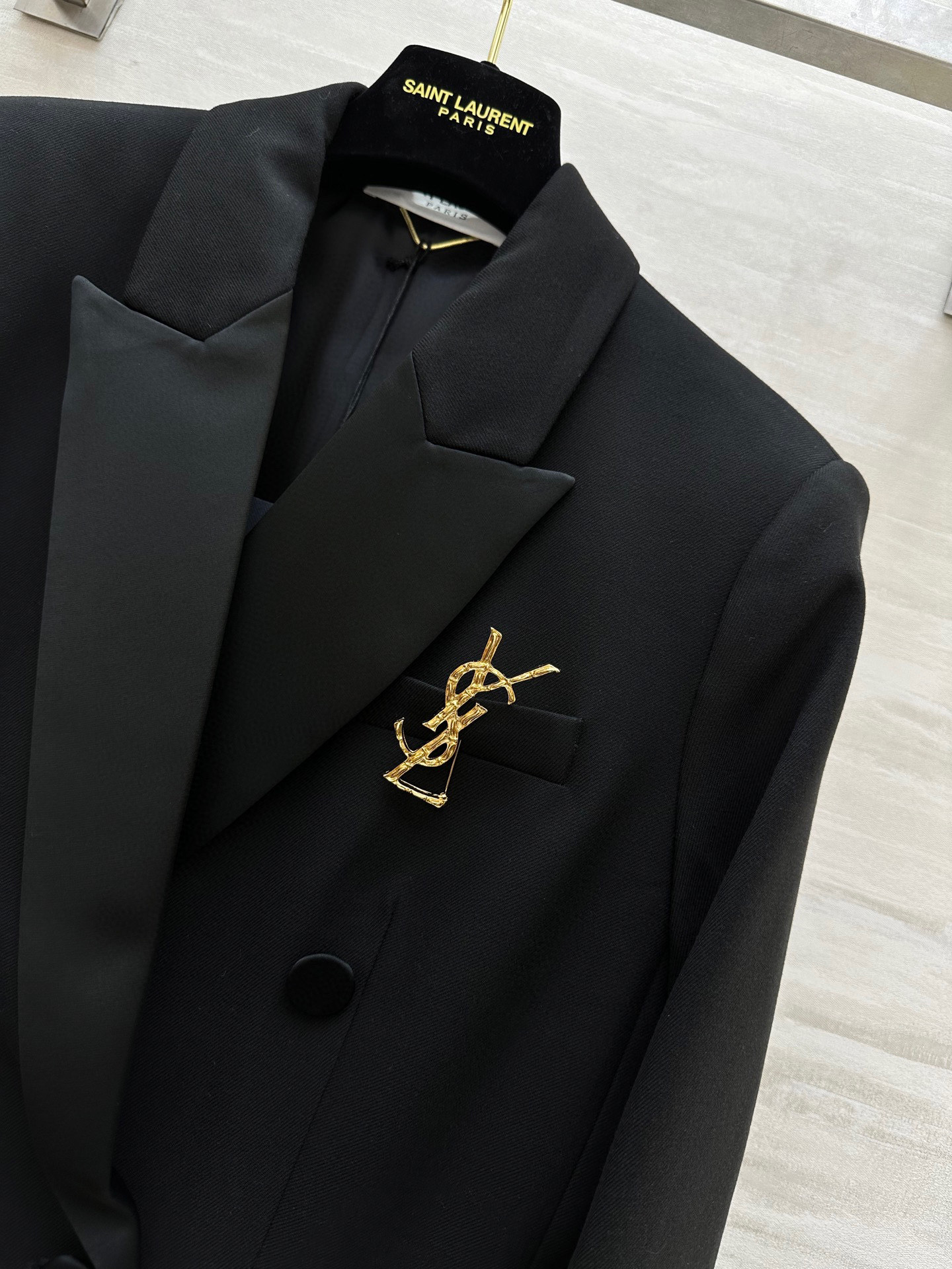 #ysl爆款 戗驳领西装外套 定制羊毛面料亲肤舒适 立体剪裁版型上身超级显瘦 配送胸针精致高级 高品质定