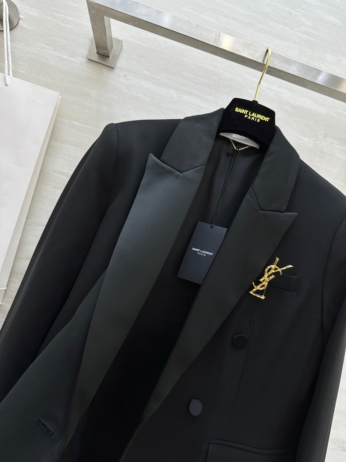 #ysl爆款 戗驳领西装外套 定制羊毛面料亲肤舒适 立体剪裁版型上身超级显瘦 配送胸针精致高级 高品质定