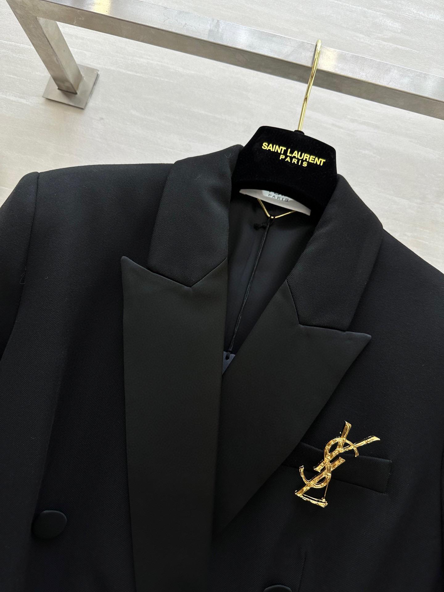 #ysl爆款 戗驳领西装外套 定制羊毛面料亲肤舒适 立体剪裁版型上身超级显瘦 配送胸针精致高级 高品质定