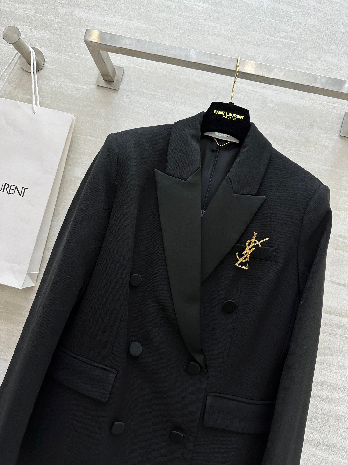 #ysl爆款 戗驳领西装外套 定制羊毛面料亲肤舒适 立体剪裁版型上身超级显瘦 配送胸针精致高级 高品质定