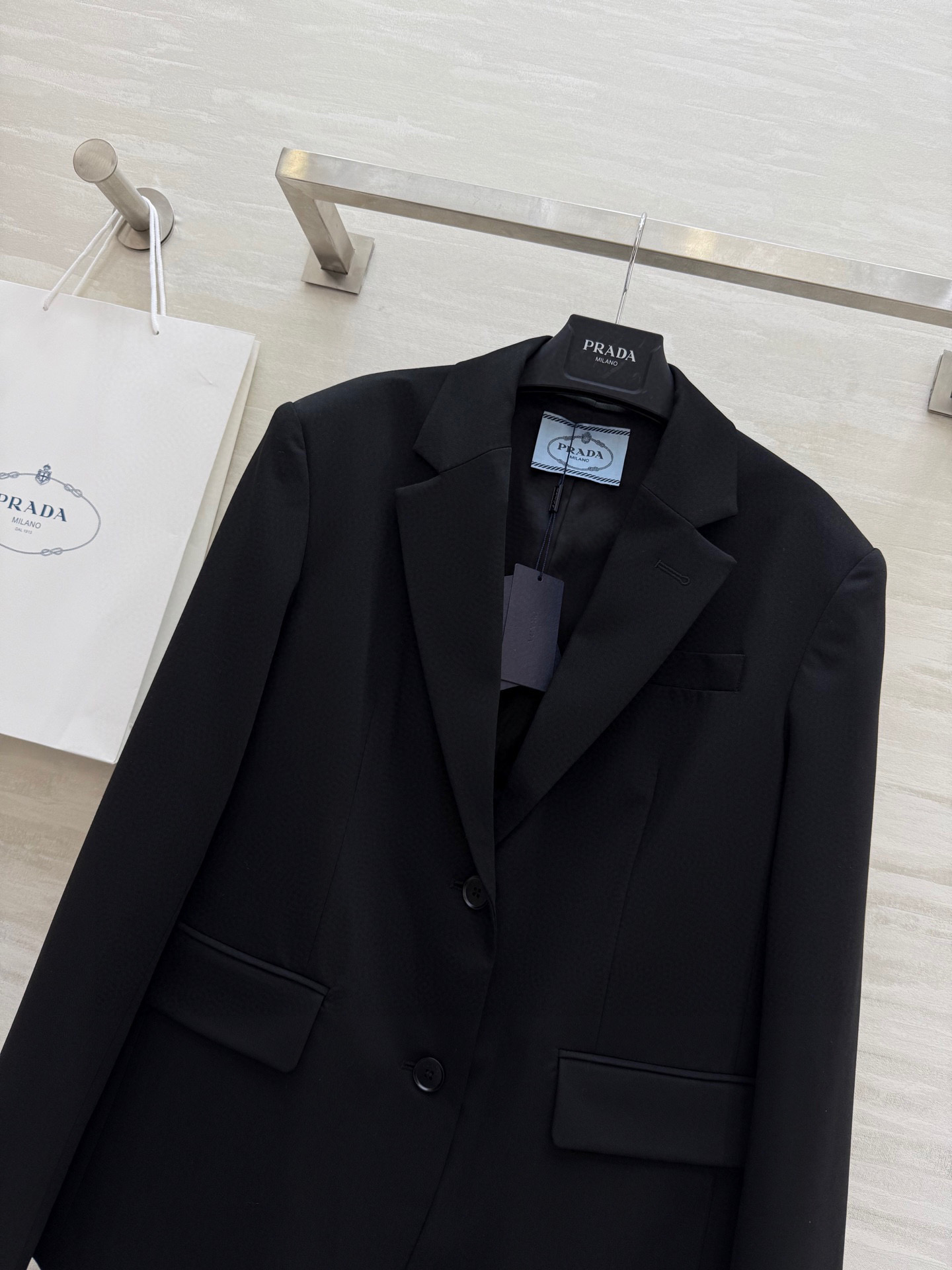#Prad♡²⁵新款 翻领西装外套 高品质定制 现货首发size：S/M/L（M码肩宽：41，胸围：10