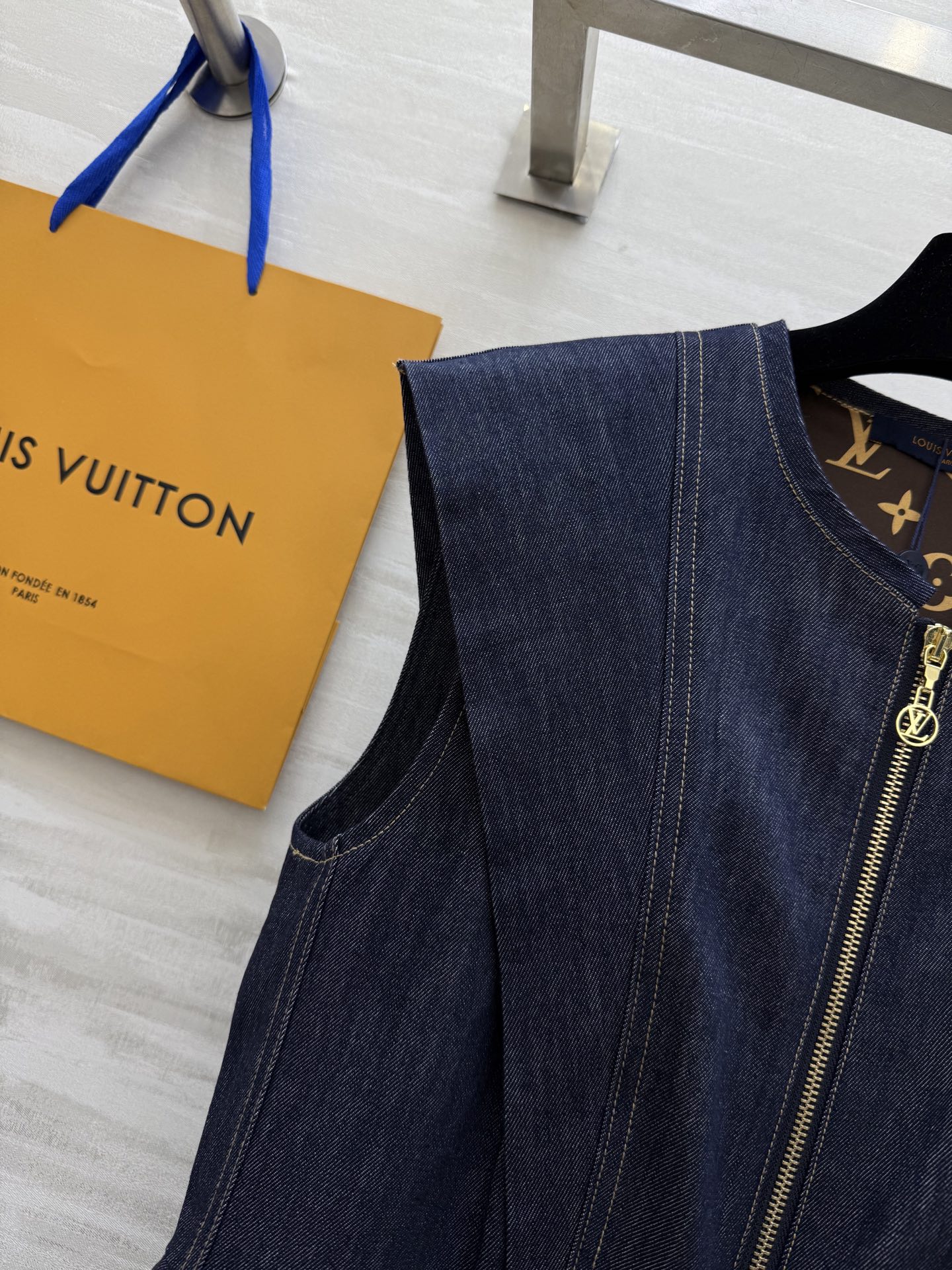 #Lv²⁵牛仔背心裙 荷叶边收腰设计 高品质定制 现货首发size：S/M/L（s码胸围：90，衣长：6