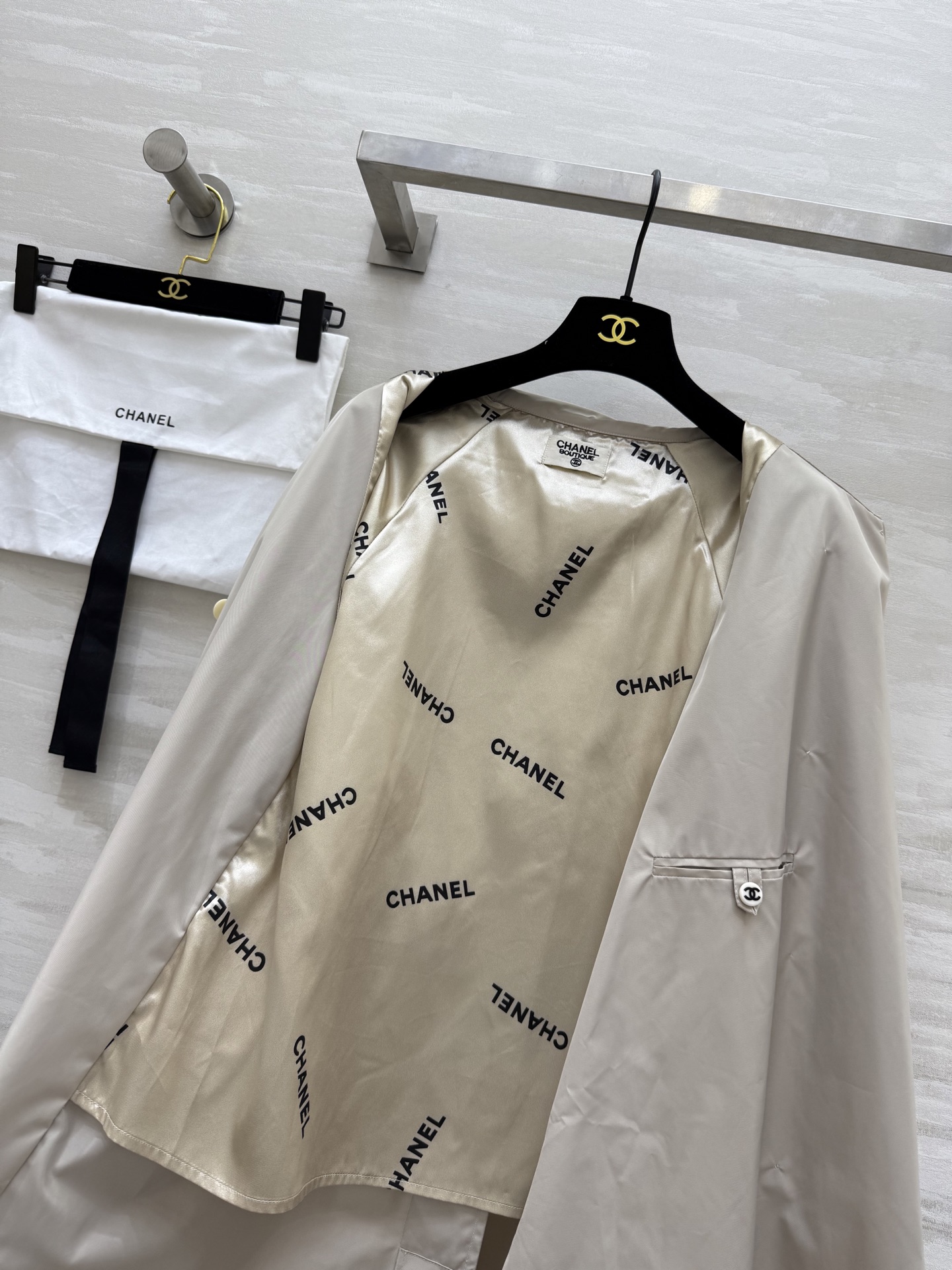 #𝘾𝙃*𝙉𝙀𝙇♡ 𝙫𝙞𝙣𝙩𝙖𝙜𝙚系 工装中长款风衣 字母印花里衬 进口风衣面料 定制纽扣 挺括有型 男女