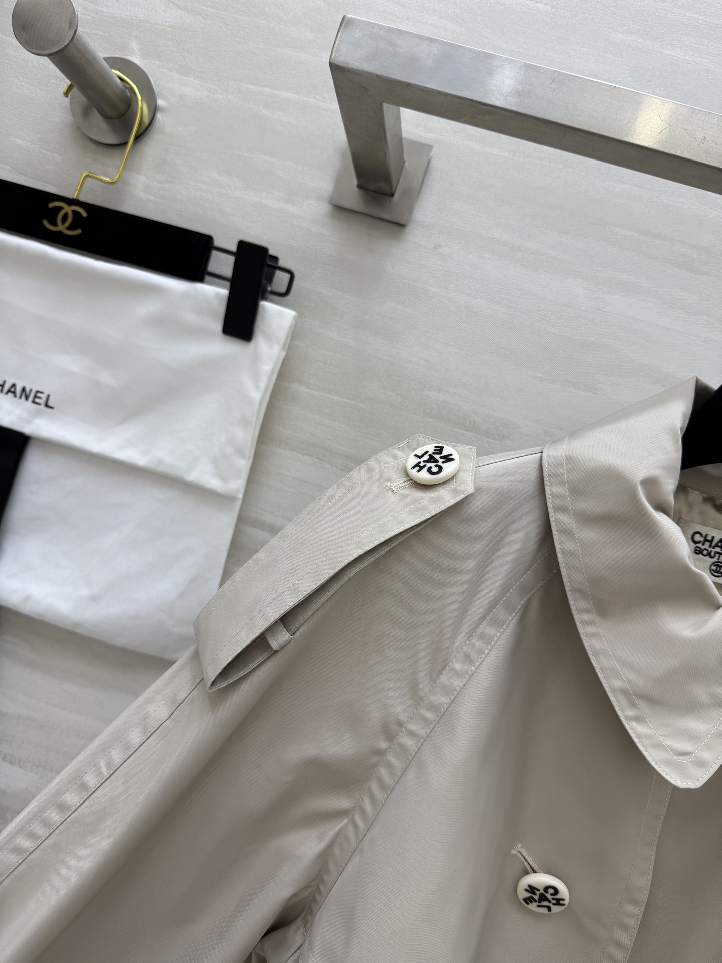 #𝘾𝙃*𝙉𝙀𝙇♡ 𝙫𝙞𝙣𝙩𝙖𝙜𝙚系 工装中长款风衣 字母印花里衬 进口风衣面料 定制纽扣 挺括有型 男女