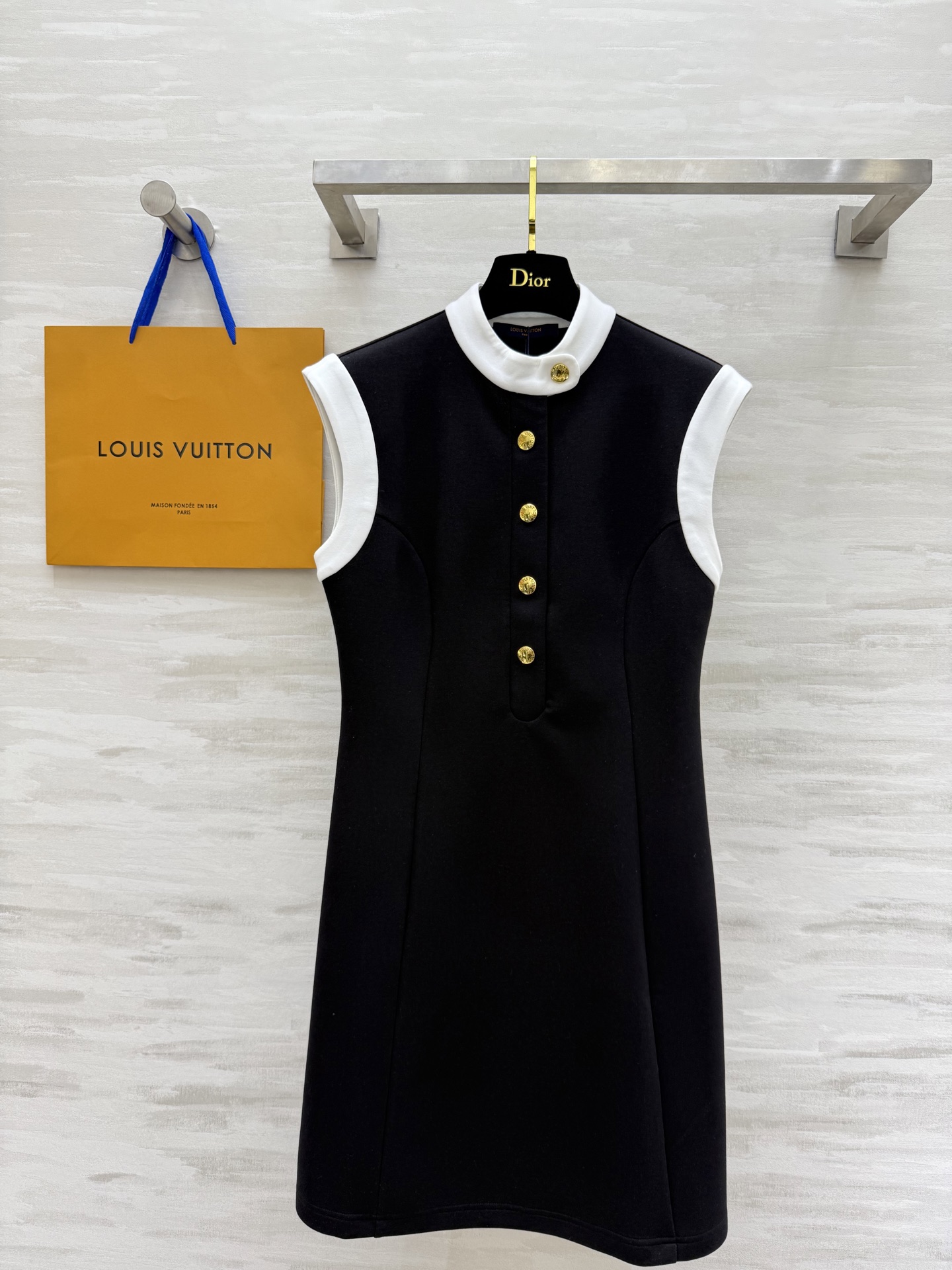 NO:329334,#LV SS SILLOUETTE new style stand collar half-breasted dress high-quality customization spot first-time sizeS/M/L (size s bust 86, 88 length), louis vuitton, skirts, alexander wang19860909#LV SS SILLOUETTE新款 立领半排扣连衣裙 高品质定制 现货首发sizeS/M/L（s码胸围86,衣长88）,,louis vuitton,skirts,alexander wang,Women's clothing
