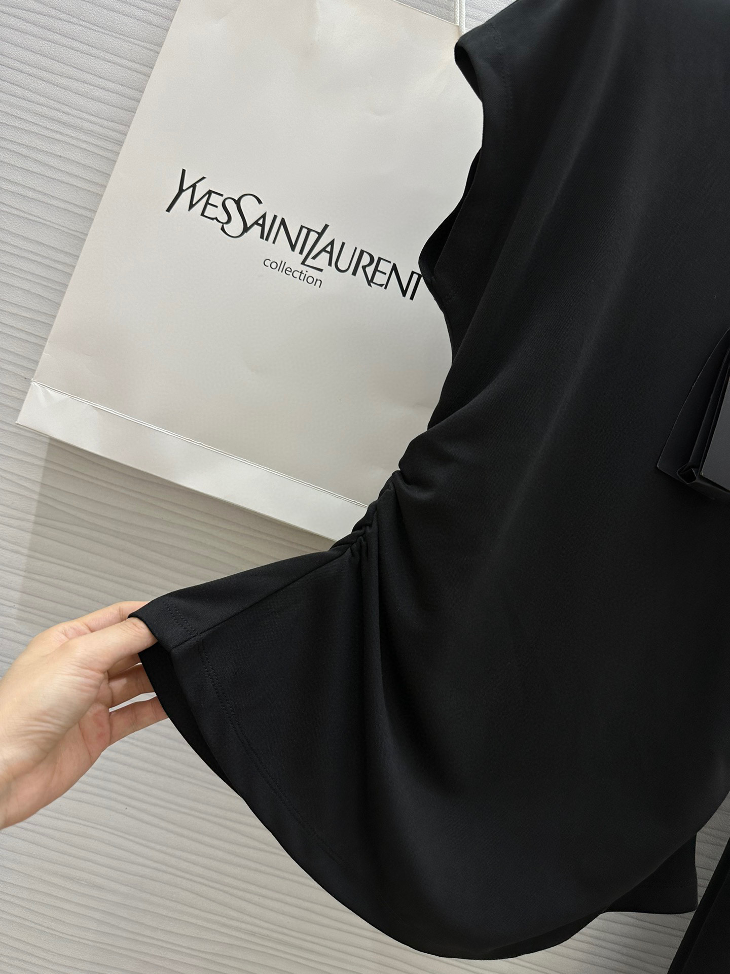#Saint Laurent🖤²⁵收褶套装 色织面料弹力十足 对身材包容性十分友好 独家开模YSL胸针 