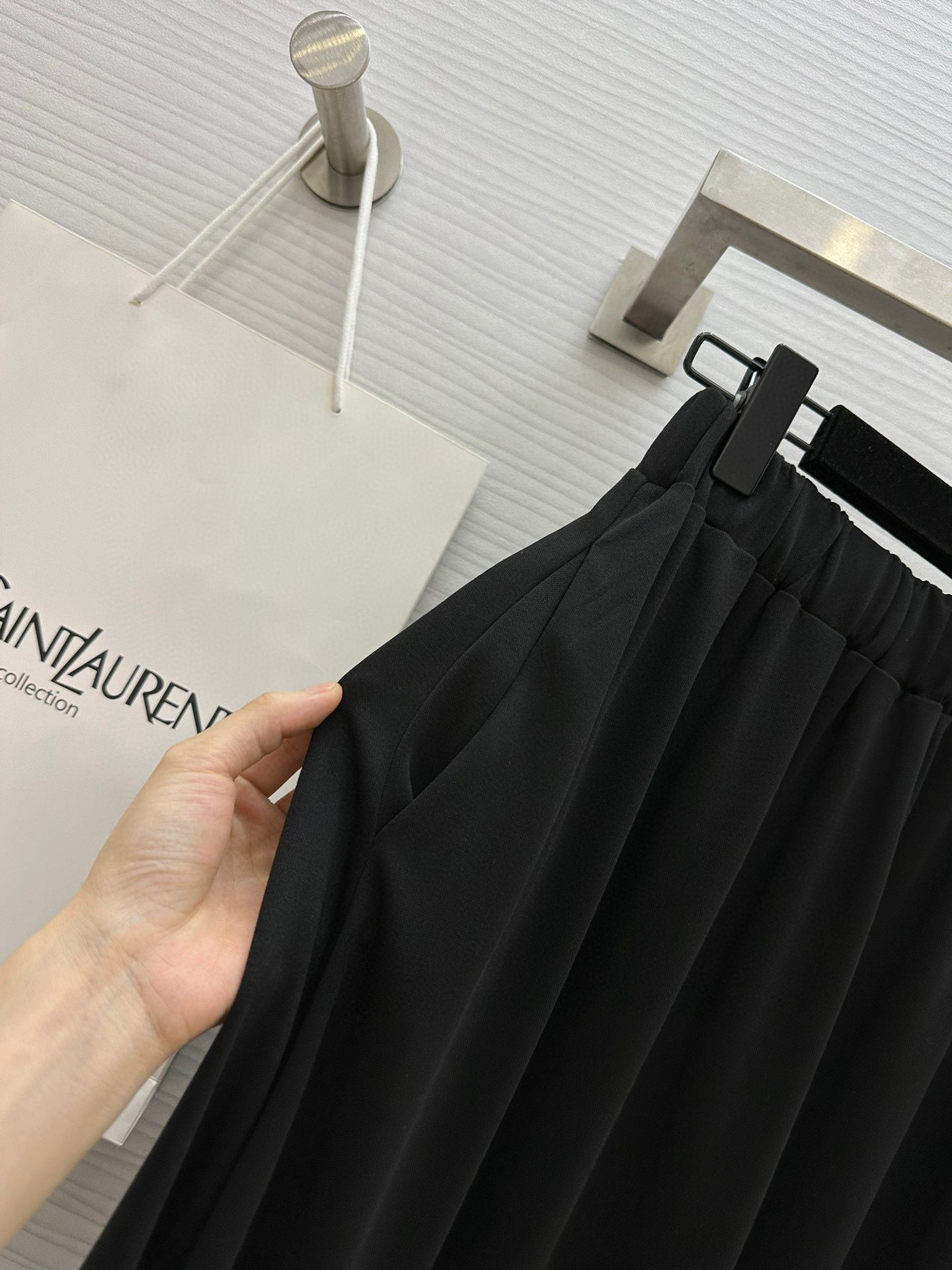 #Saint Laurent🖤²⁵收褶套装 色织面料弹力十足 对身材包容性十分友好 独家开模YSL胸针 
