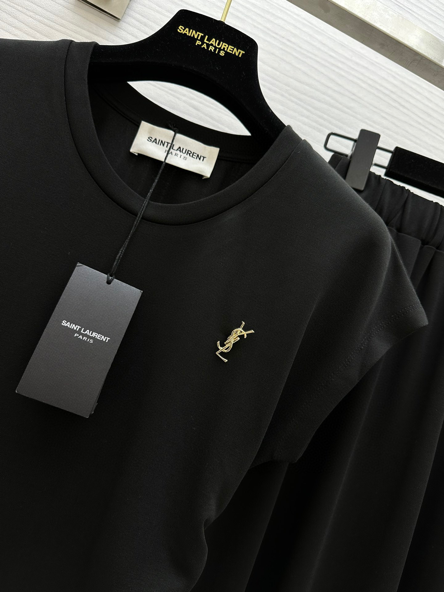 #Saint Laurent🖤²⁵收褶套装 色织面料弹力十足 对身材包容性十分友好 独家开模YSL胸针 