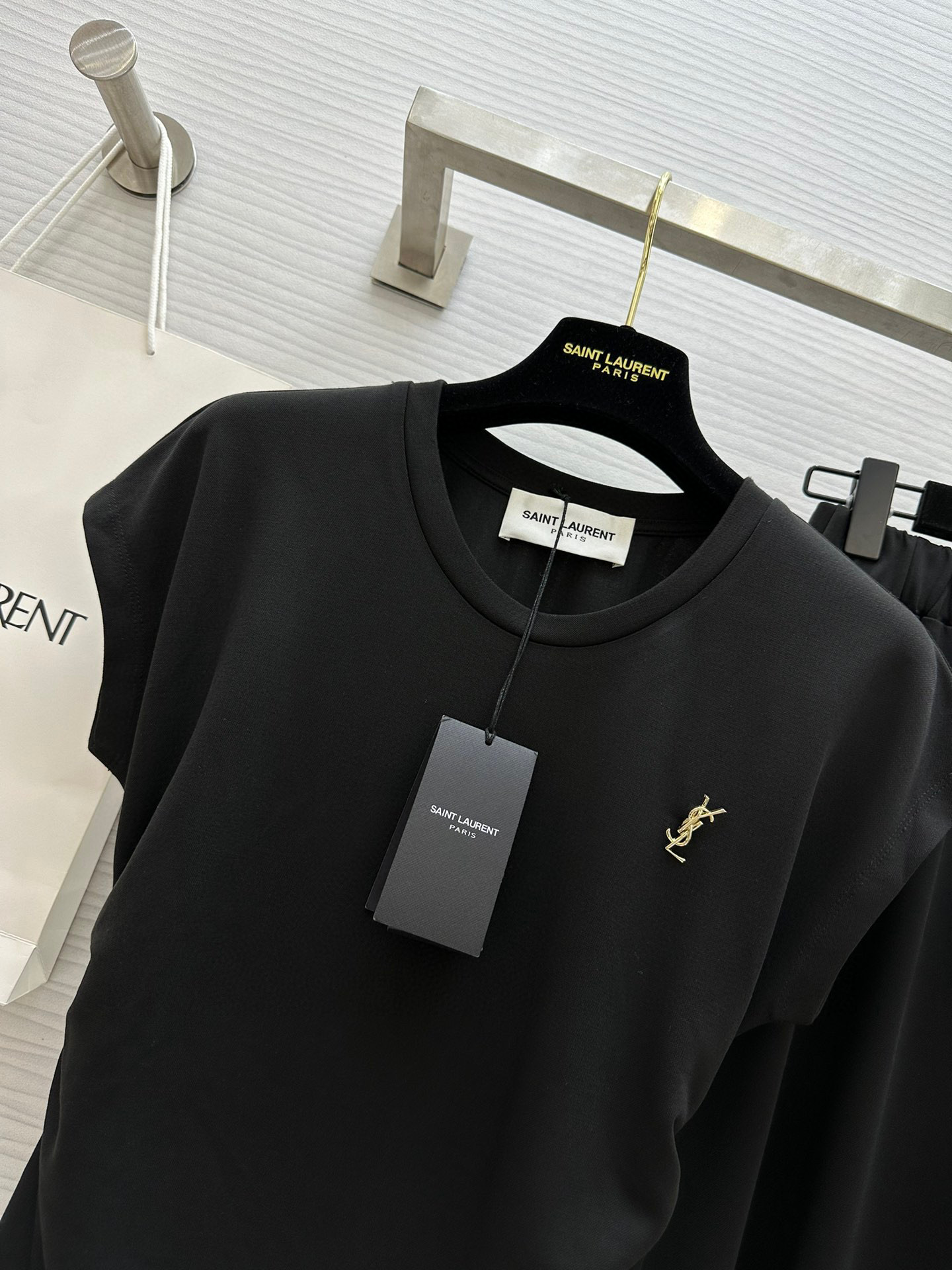 #Saint Laurent🖤²⁵收褶套装 色织面料弹力十足 对身材包容性十分友好 独家开模YSL胸针 