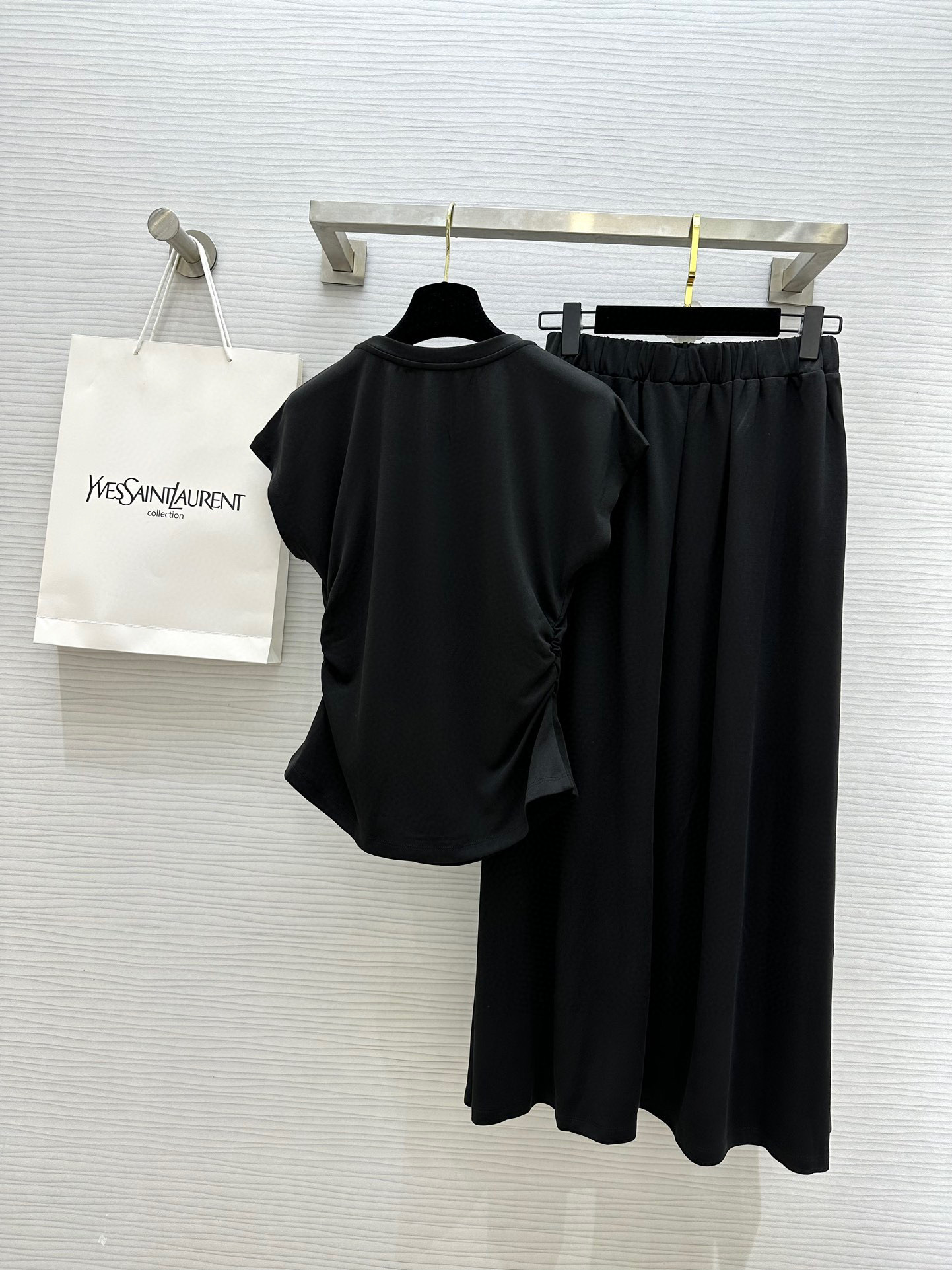#Saint Laurent🖤²⁵收褶套装 色织面料弹力十足 对身材包容性十分友好 独家开模YSL胸针 