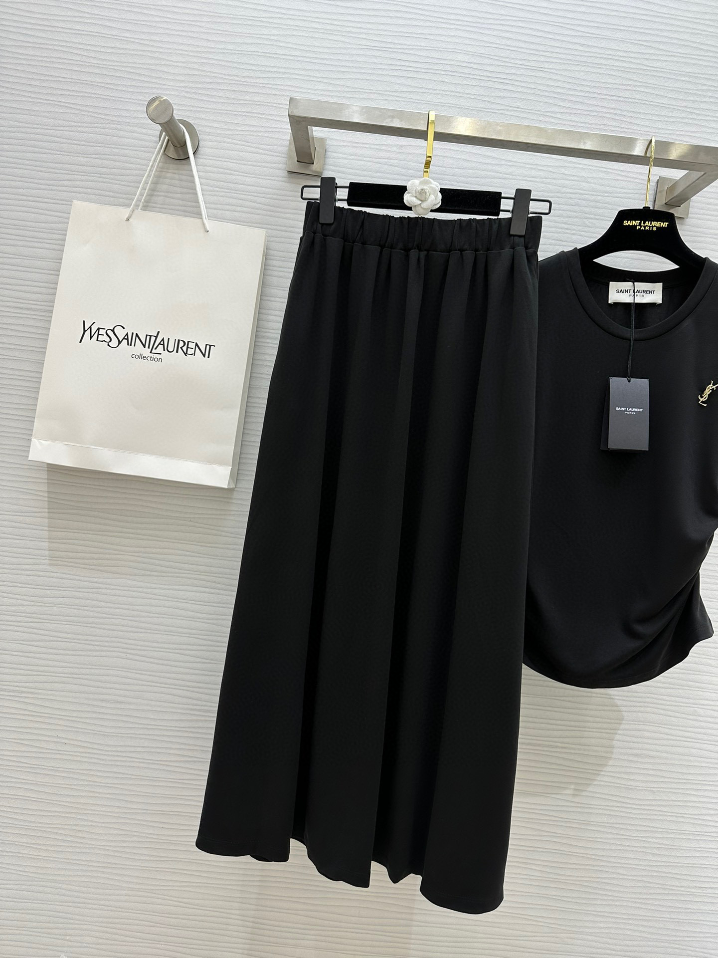 #Saint Laurent🖤²⁵收褶套装 色织面料弹力十足 对身材包容性十分友好 独家开模YSL胸针 