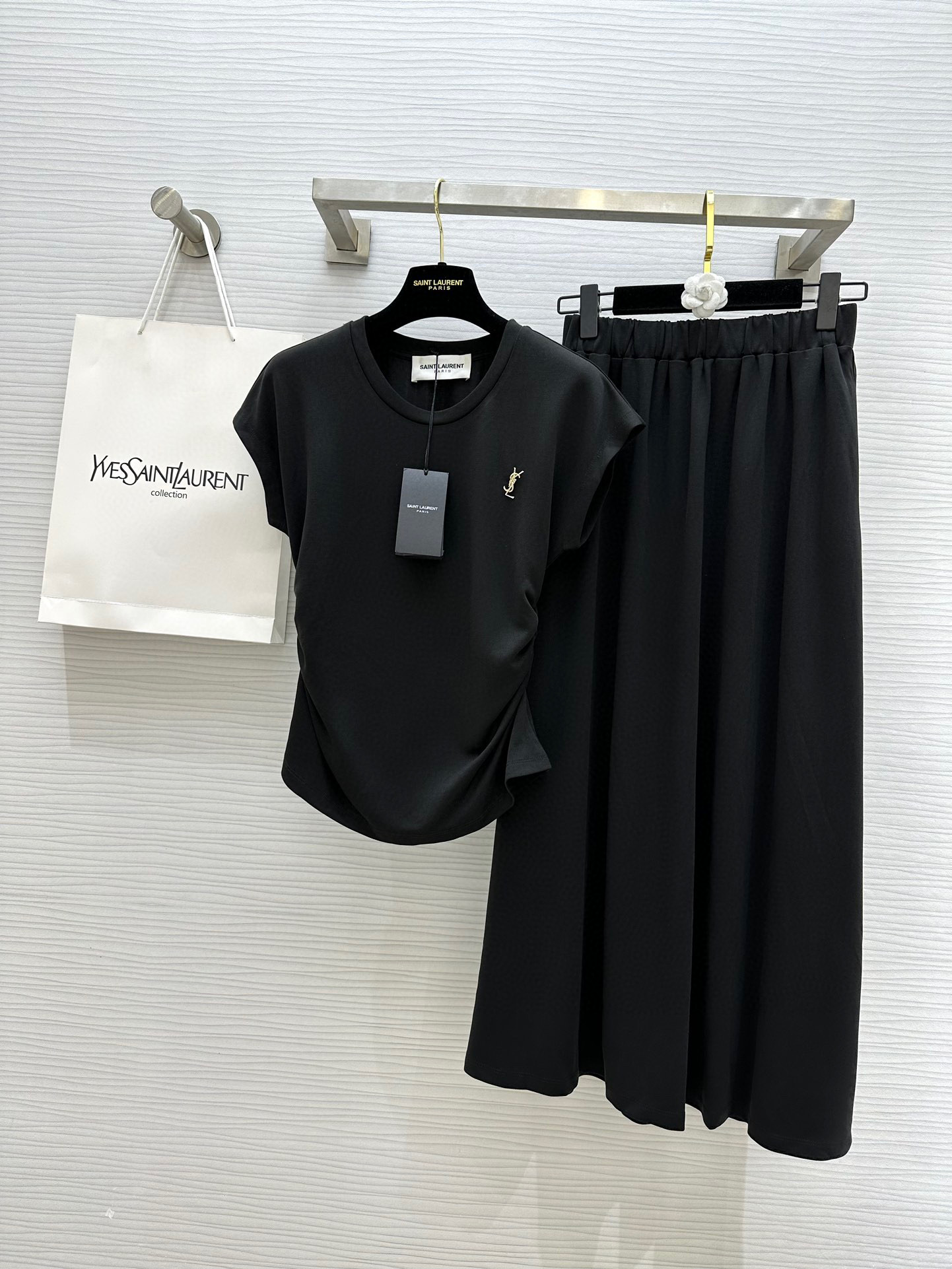 #Saint Laurent🖤²⁵收褶套装 色织面料弹力十足 对身材包容性十分友好 独家开模YSL胸针 