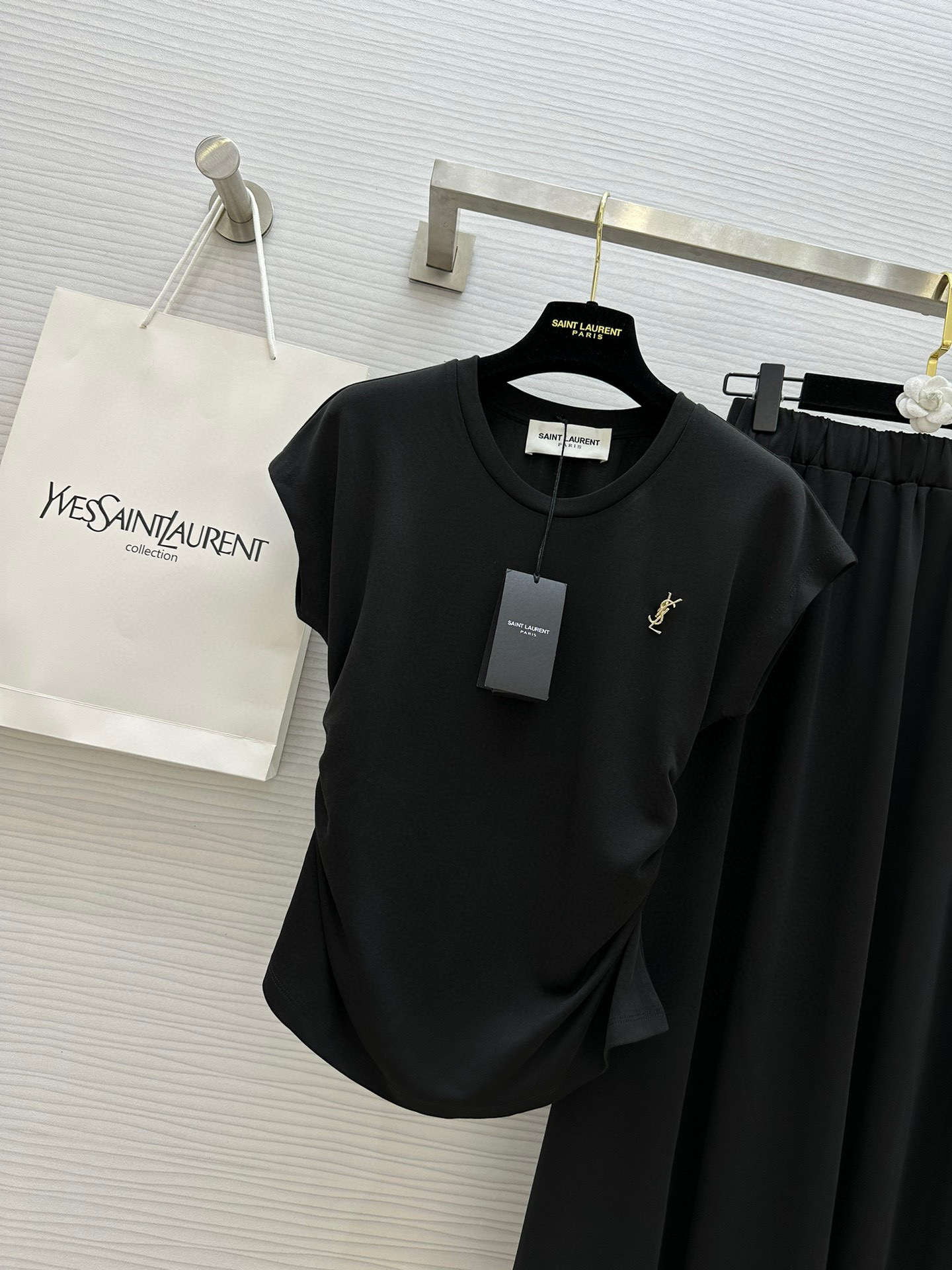 #Saint Laurent🖤²⁵收褶套装 色织面料弹力十足 对身材包容性十分友好 独家开模YSL胸针 