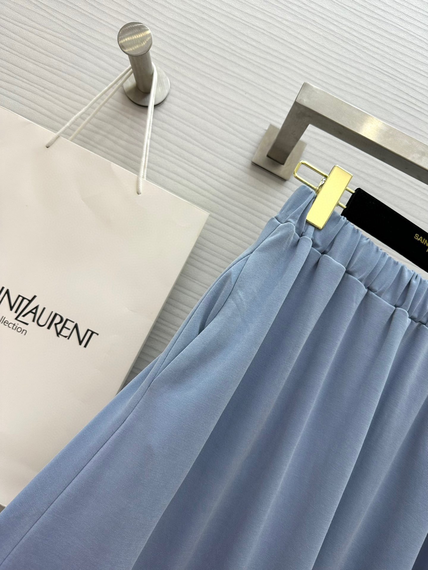 #Saint Laurent🖤²⁵收褶套装 色织面料弹力十足 对身材包容性十分友好 独家开模YSL胸针 