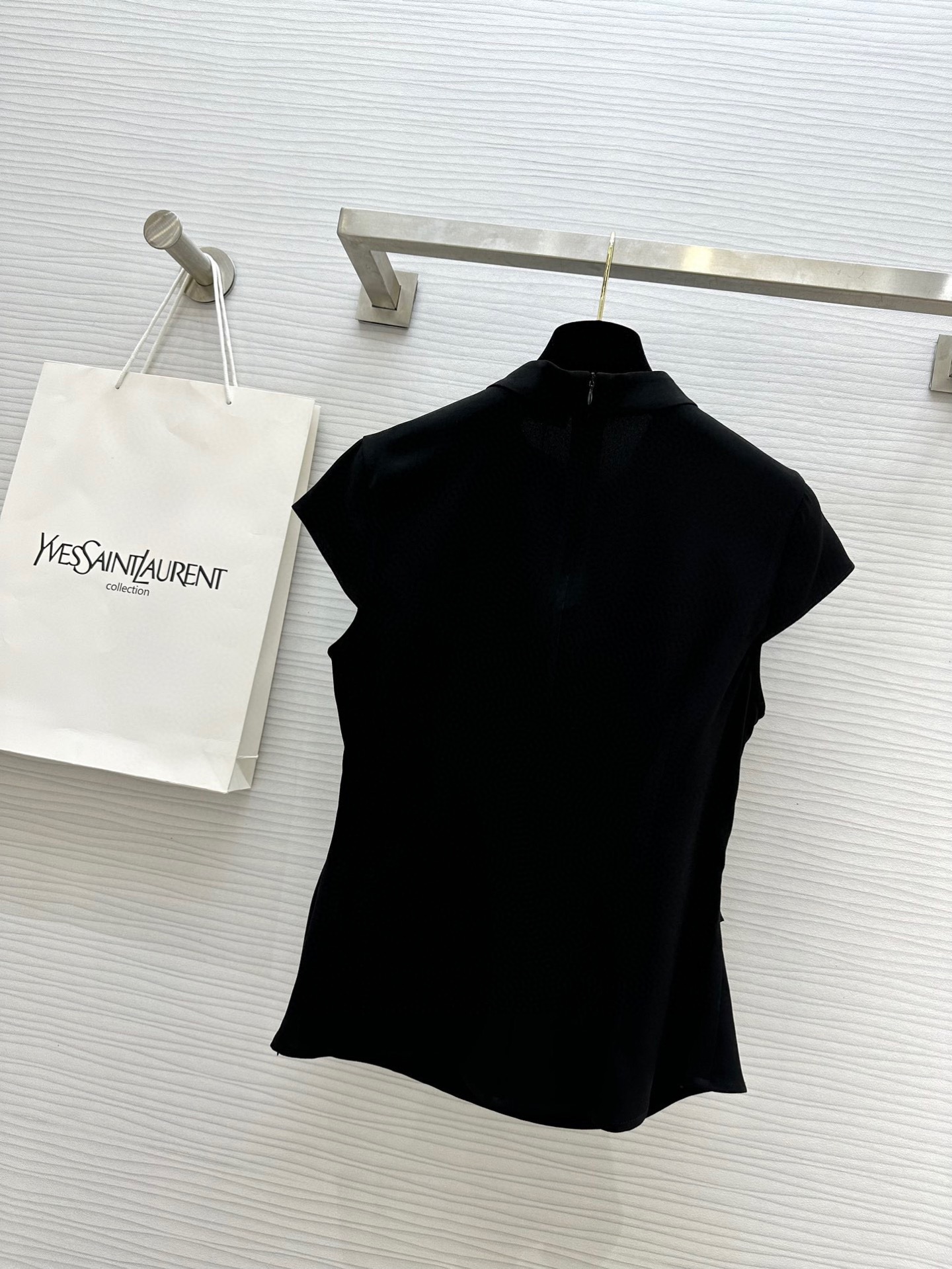 #ysl 胸针短袖微立领上衣 收褶收腰显瘦气质 高品质定制 现货首发size：S/M/L/XL（M码肩宽