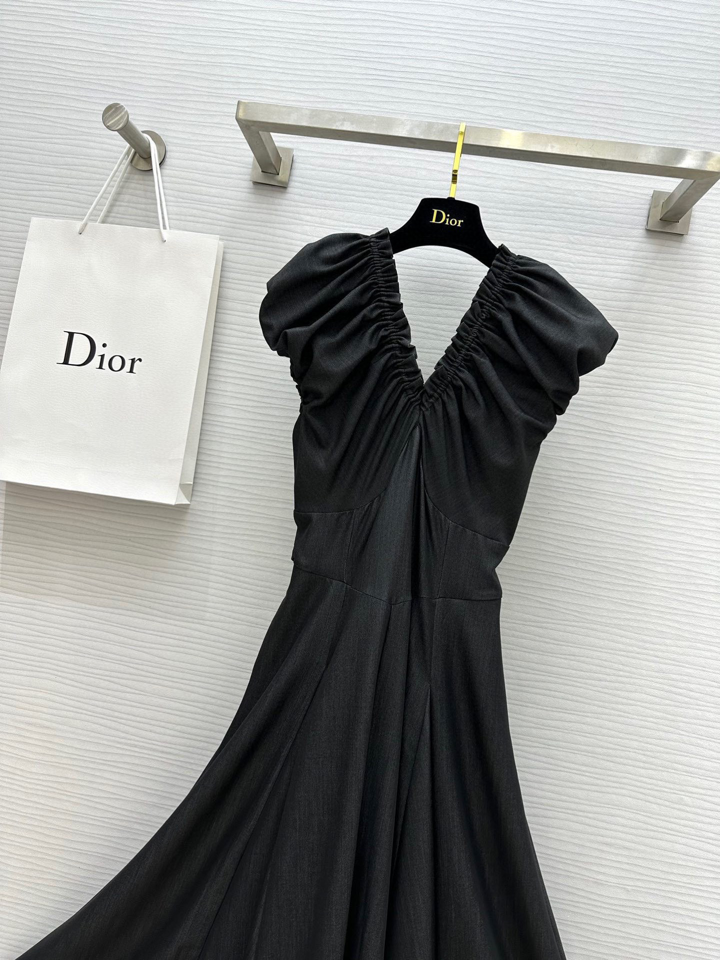 #Dio♡²⁵ss v领泡泡袖连衣裙 定制天丝牛仔面料亲肤舒适 v领收褶与泡泡袖一体式拼接 收腰版型显瘦