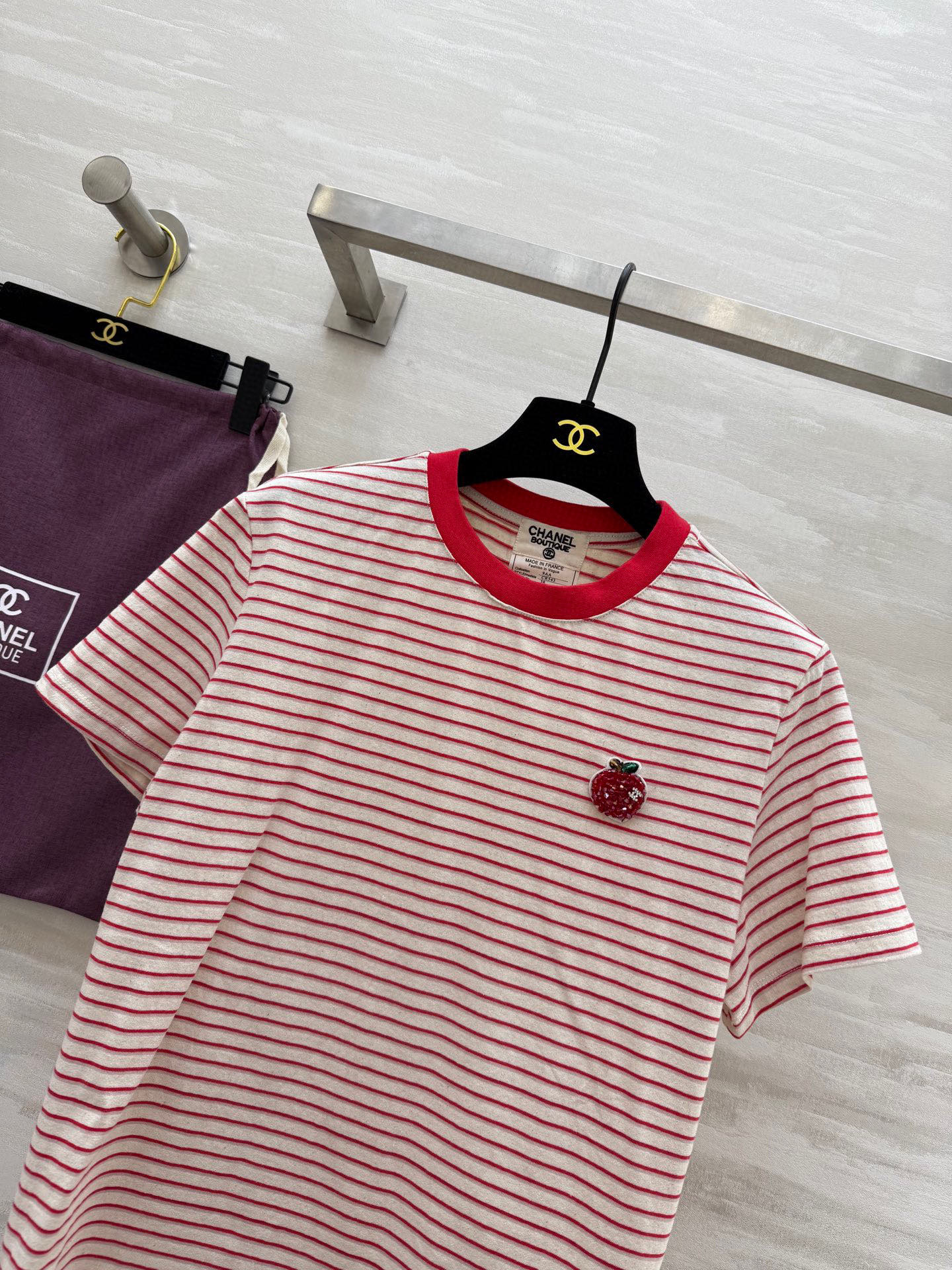 #𝘾𝙃𝙉𝙀𝙇♡ 𝙫𝙞𝙣𝙩𝙖𝙜𝙚系 复古条纹苹果🍎Tee 颗粒感十足配饰 高品质定制 现货首发size：3