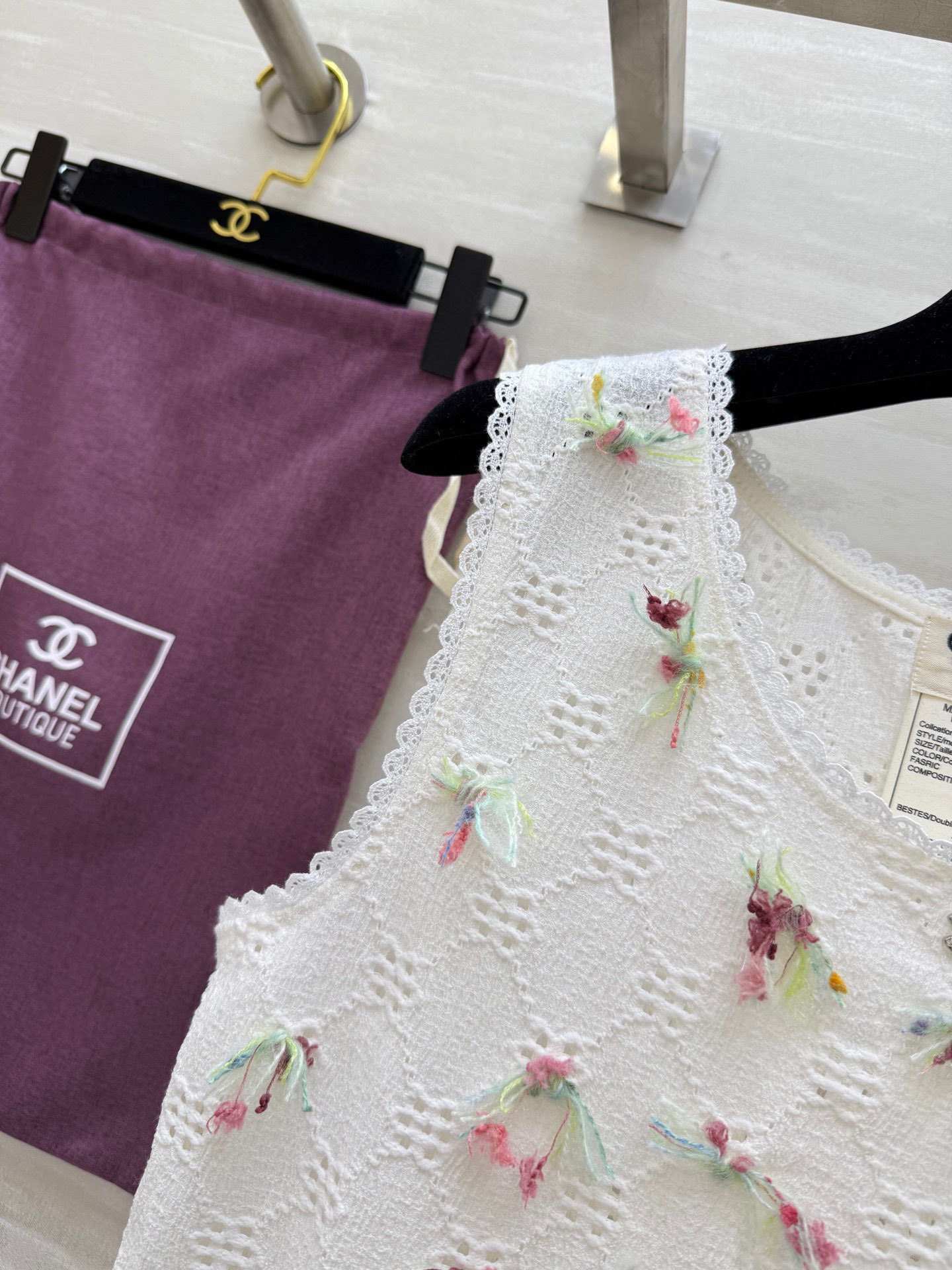 #𝘾𝙃𝙉𝙀𝙇♡ 𝙫𝙞𝙣𝙩𝙖𝙜𝙚系 镂空花边小背心 彩色手工编织花工艺 极具南法小氛围 高品质定制 现货首