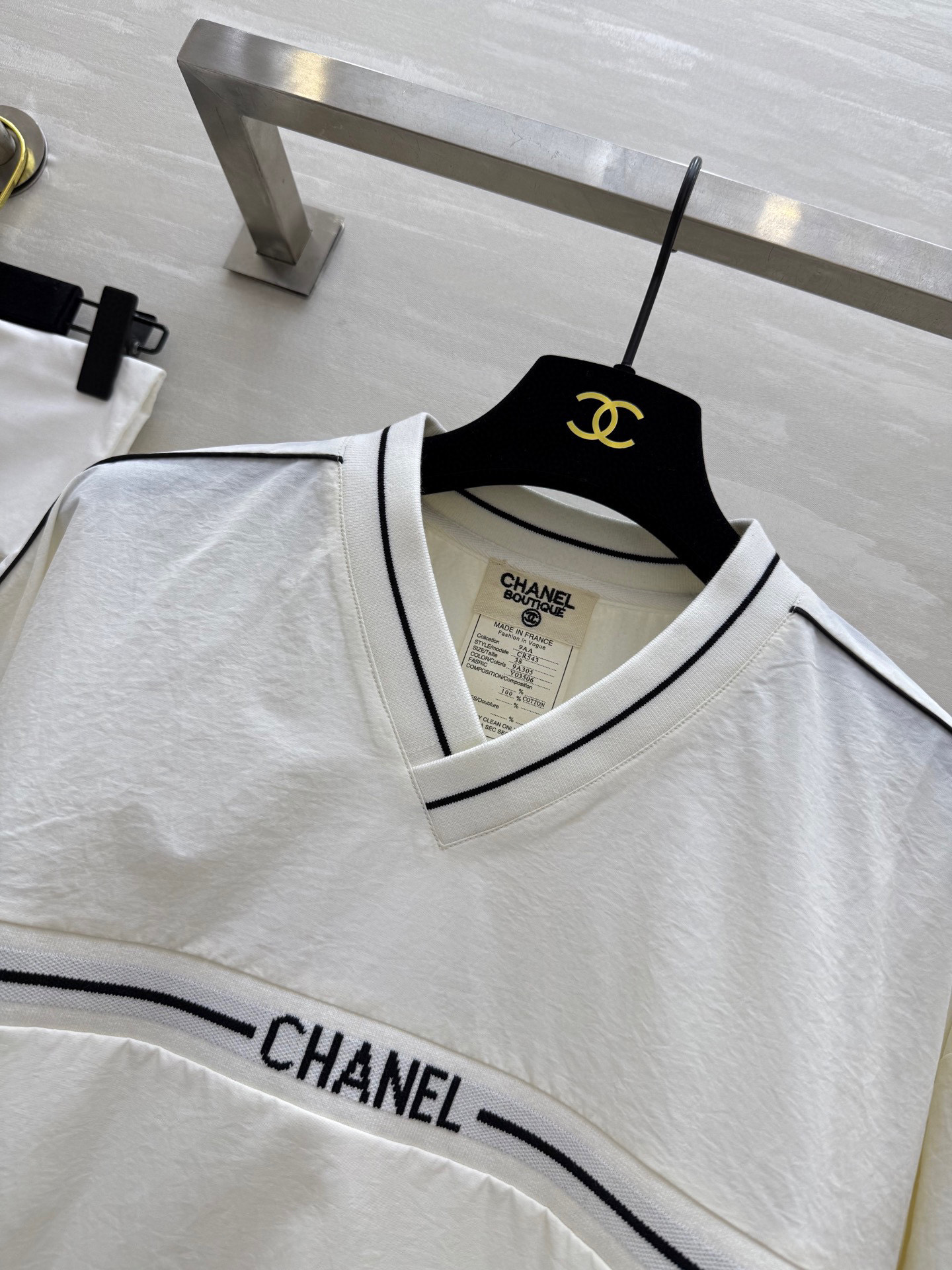 #𝘾𝙃𝙉𝙀𝙇♡ 𝙫𝙞𝙣𝙩𝙖𝙜𝙚系 简约网球V领上衣 
高品质定制 现货首发⚠️配送防尘袋 size：36