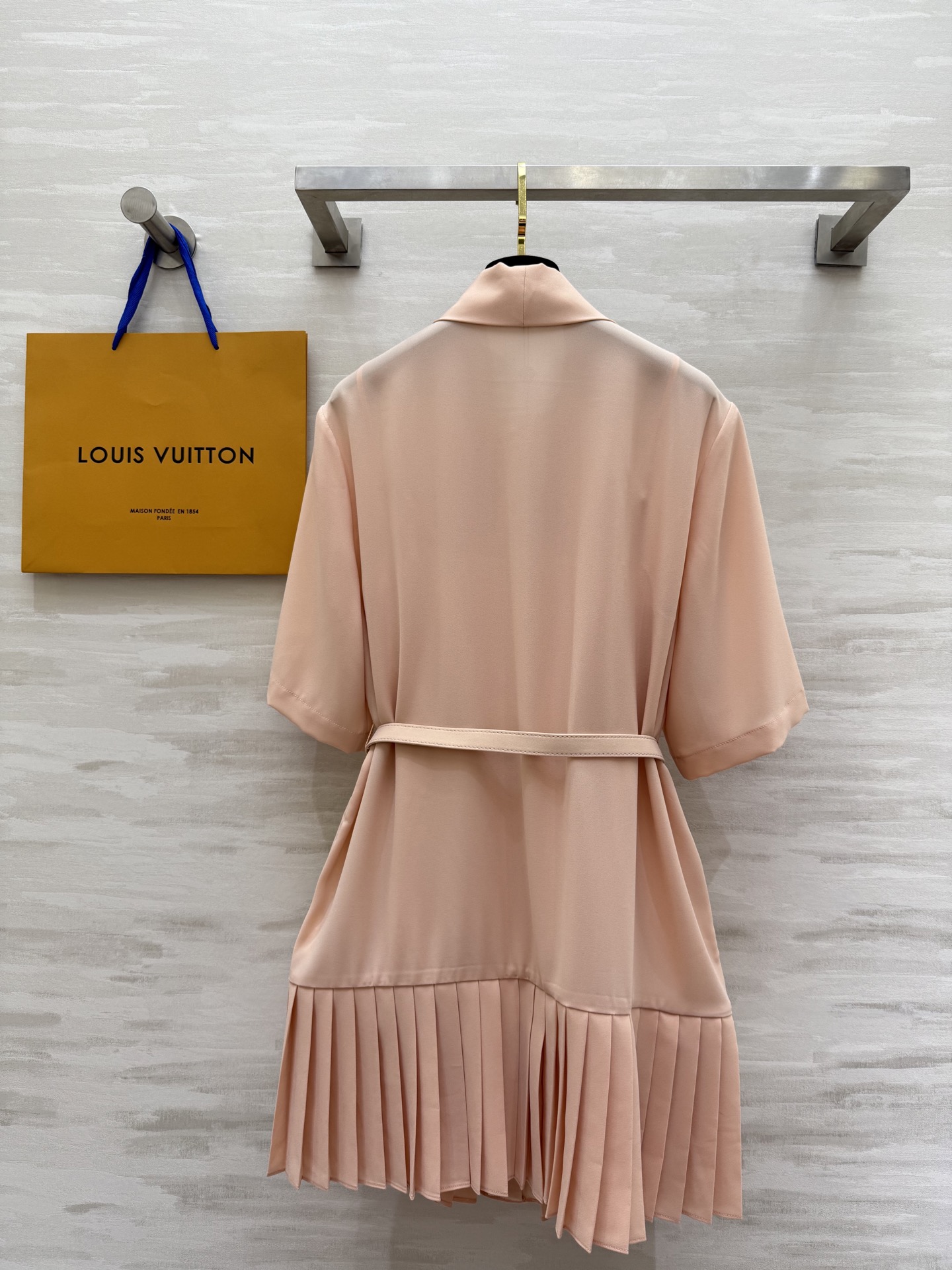 #Lv²⁵宫廷风飘带领结连衣裙 宽松H版型 裙摆压褶设计 配送五金扣腰带显瘦又有格调 金属花装饰飘带设计