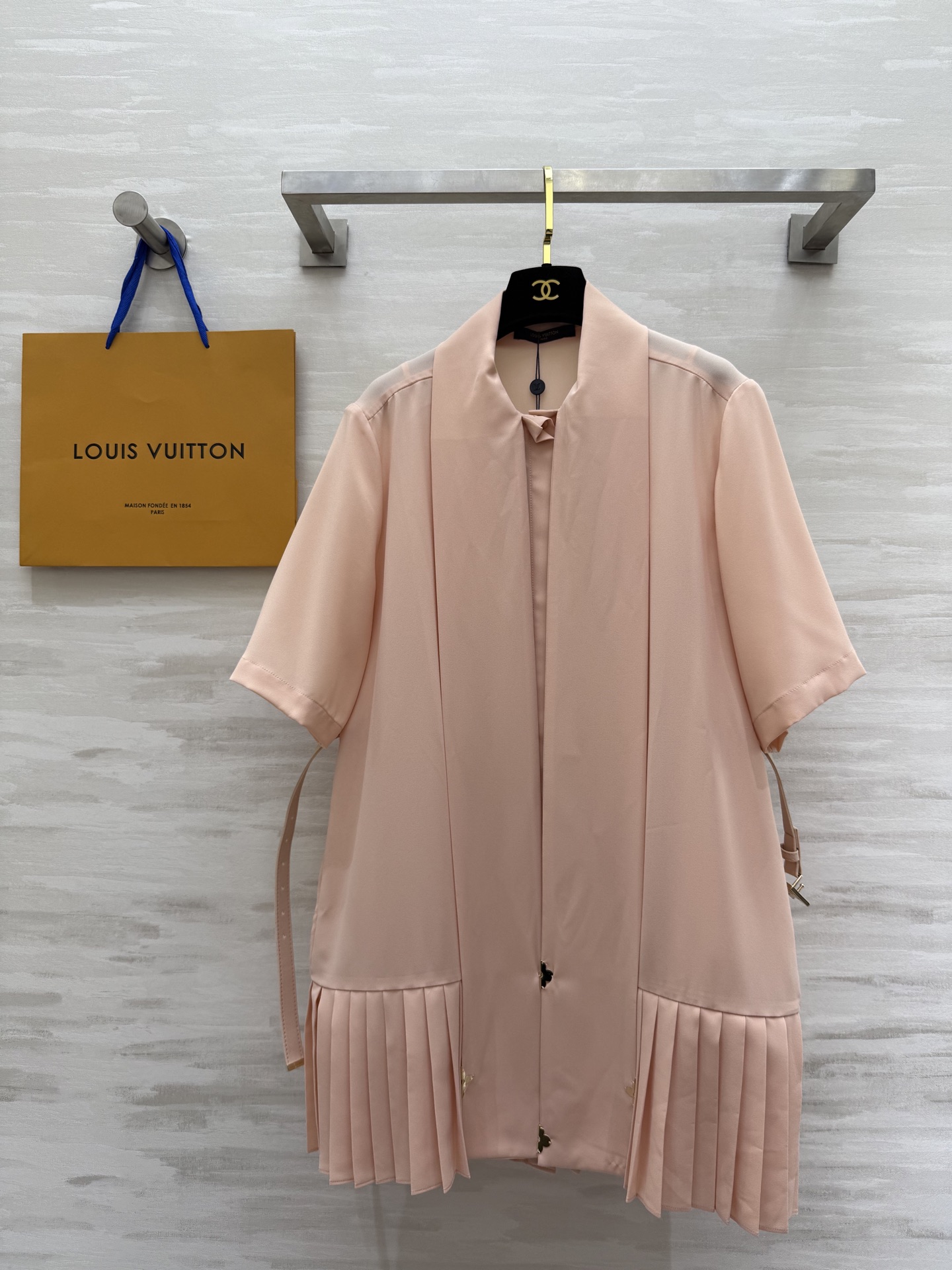 #Lv²⁵宫廷风飘带领结连衣裙 宽松H版型 裙摆压褶设计 配送五金扣腰带显瘦又有格调 金属花装饰飘带设计