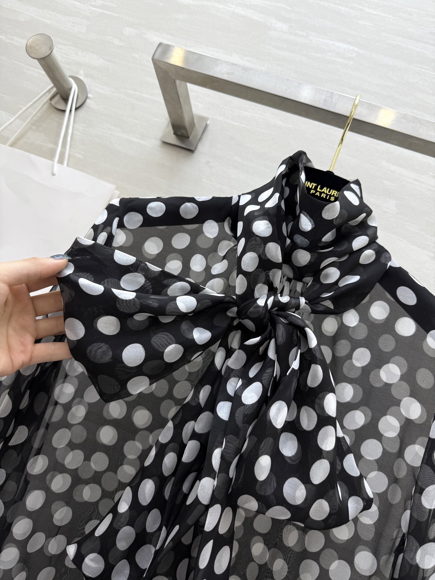 #ysl²⁵真丝波点飘带真丝衬衣 定制真丝面料高级舒适 高品质现货首发size：S/M/L（s码肩宽：3