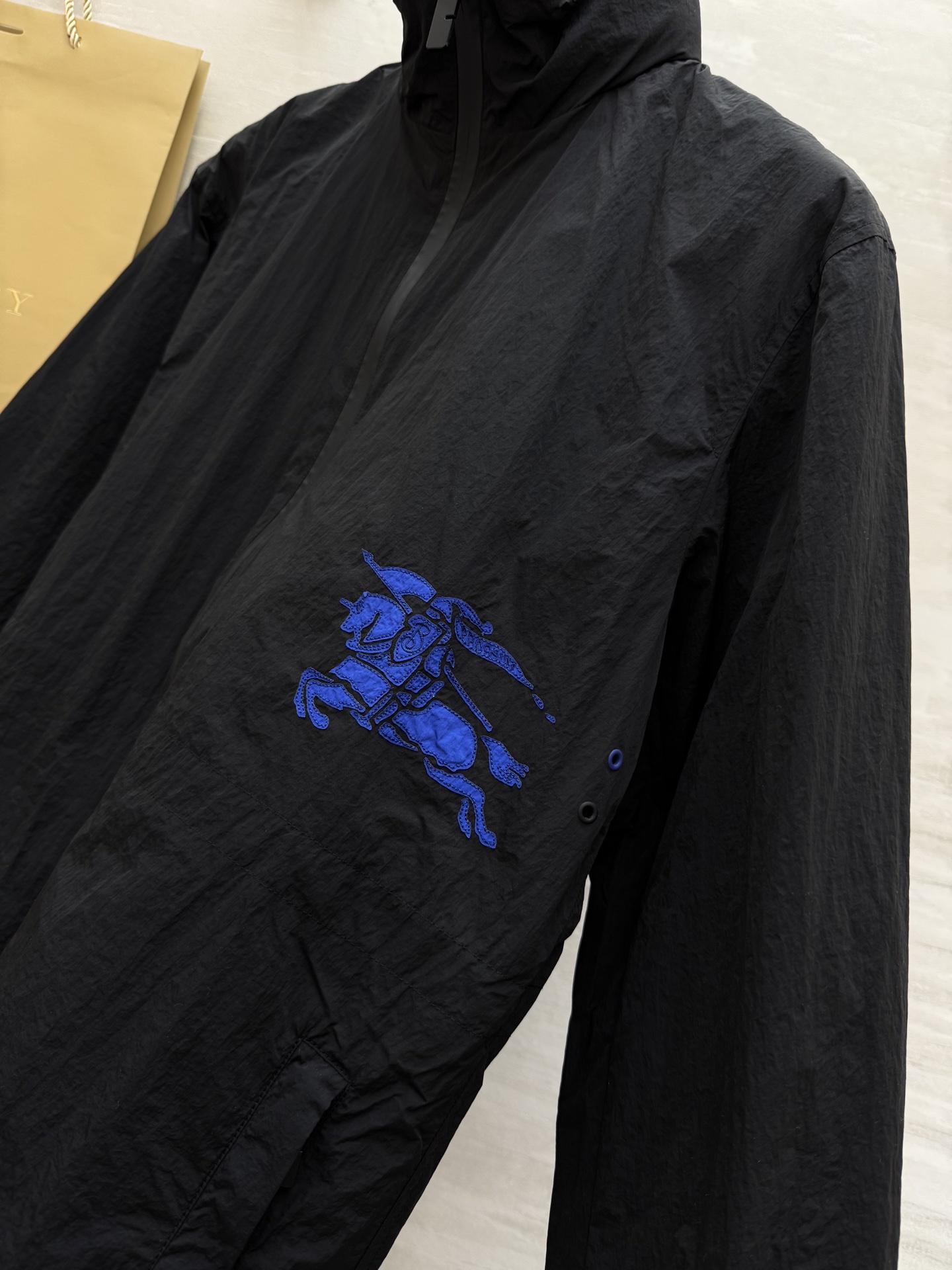 #Burberr♡²⁵战马刺绣🪡隐藏连帽抽绳防晒风衣外套 高品质定制 现货首发size：S/M/L/XL